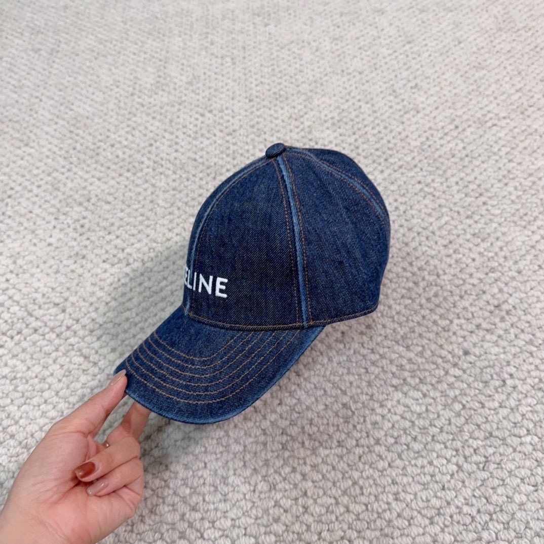 CELINE思琳 新款牛仔蓝复古款棒球帽🔸 旅游带它出去美美哒❕  中古款哟.这种帽子不容易撞款 😬