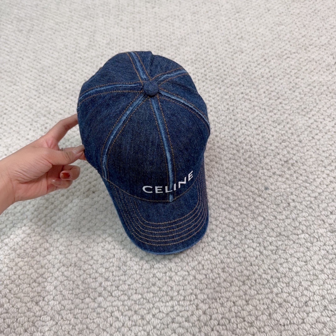 CELINE思琳 新款牛仔蓝复古款棒球帽🔸 旅游带它出去美美哒❕  中古款哟.这种帽子不容易撞款 😬
