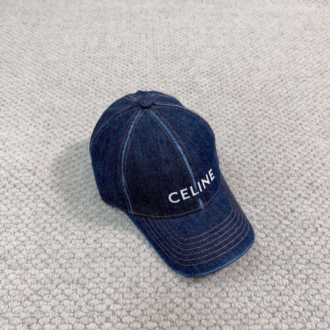 CELINE思琳 新款牛仔蓝复古款棒球帽🔸 旅游带它出去美美哒❕  中古款哟.这种帽子不容易撞款 😬
