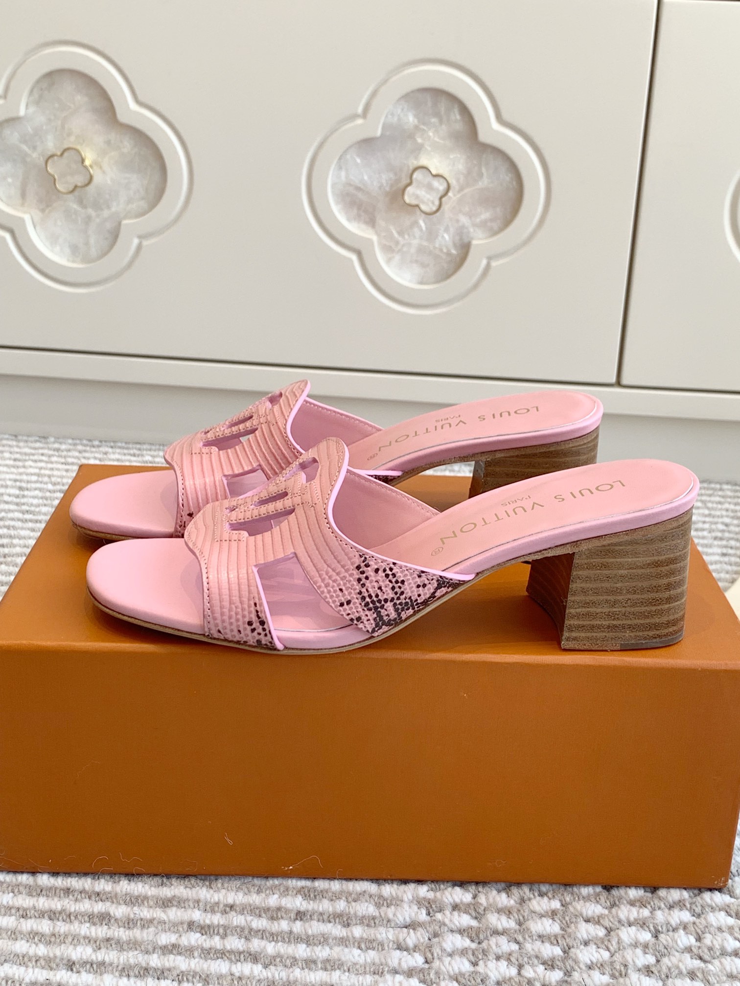 NO:164691,Batch L Donkey Home New Products lsola Series Letter Hollow Thick Heel Sandals Top Quality Heel High Flat Sole/Mid-heel 5cm Upper Imported Stone Pattern/Lizard Pattern Calfskin/Sheepskin Inner Italy Imported Leather Sole Size35-39 (40, 41, 42 Customized No Returns and Exchanges), Slippers, louis vuitton,louis vuitton,slippers,cowhide,sheepskin,Leather Soles19860909批 L驴家新品lsola系列 字母镂空粗跟凉拖鞋 顶级品质 跟高平底/中跟5cm 鞋面进口石头纹/蜥蜴纹小牛皮/羊皮内里 意大利进口真皮大底 size35-39（40、41、42定制不退换）,拖鞋,louis vuitton,louis vuitton,slippers,cowhide,sheepskin,Leather soles,Women's Shoes