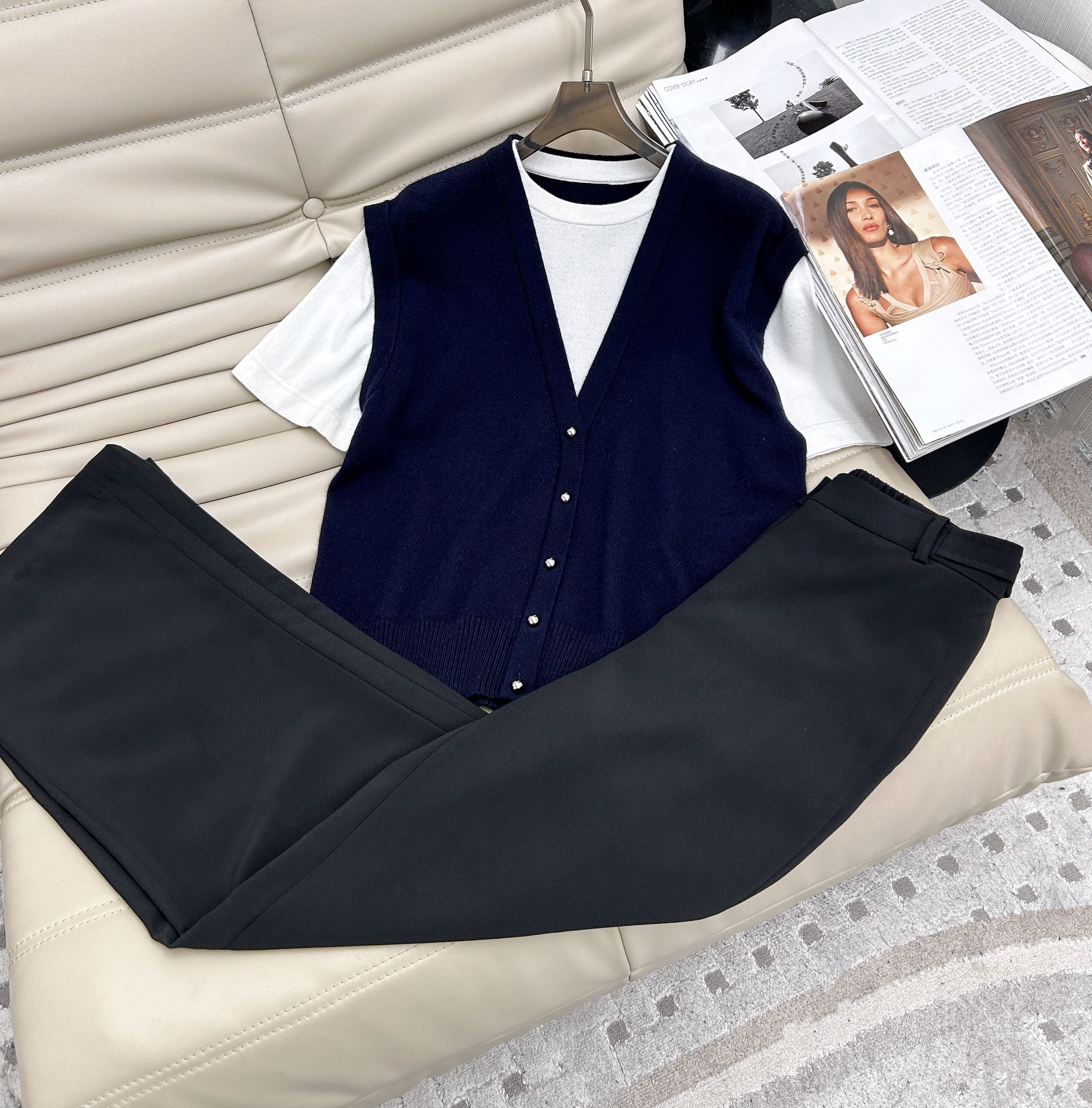 NO:316687,.Exclusive first release on 220 pants, 25Ss new model, fake two-piece knitted short-sleeved top!  The fixed dyed delicate fabrics are all very positive in color, small style, single or inner wear is very good, texture is visible to the naked eye, details are online!  SM, T-shirt,alexander wang19860909.上220裤子独家首发 25Ss新款 假两件针织短袖上衣！定染细腻面料,颜色都很正 小版型 单穿或者内搭都很可 质感肉眼可见 细节在线！一色SM,,T-shirt,alexander wang,Women's clothing