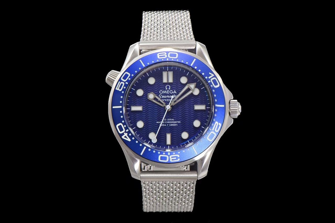 NO:617527,[ER's new masterpiece, ingenious heritage OMEGA 007-Seamaster Diver 300M] Exclusive customized version!  The only correct version on the market, the back cover glass gradient design, finely ground mesh belt, and the head grain are the same as the original!  Details are in place!  The watch case is made of 904 fine steel, which is polished and shiny, strong and wear-resistant, and not easy to oxidize. It will still look like new after being worn for a long time!  Hand-ground crystal sapphire pot cover glass, shiny and scratch-resistant, extraordinary glass coating!  Exclusively customized 8806 double T movement, its functions are consistent with the original version, and it has a super long 72 hours of kinetic energy!  More stable!  The exquisite blue dial is equipped with hollow rhodium-plated hour and minute hands, which contrasts with the aluminum 'lollipop' minute hand covered with white lacquer!  The color of the bezel and dial is matched, and the top ice blue luminous display!  ER boutique is on sale in limited edition, the same style as the James Bond star, welcome to taste it!  When you place an order, you will get a pair of original canvas straps for free!  ,,omega19860909【ER全新力作匠心传承OMEGA欧米茄007-Seamaster Diver 300M】独家定制版本！ 市场唯一对版版本,后盖玻璃渐变设计,精磨网带,头粒与原版一致！细节到位！ 表壳采用904精钢材质,抛光闪耀,坚固耐磨、不易氧化,长久佩戴依旧光采如新！ 手工精磨水晶蓝宝石锅盖玻璃,闪亮耐刮,非普通玻璃镀膜！ 独家定制8806双T机芯,功能与原版一致,超长72小时动能！更稳定！ 精美的蓝色表盘搭配镂空镀铑时针和分针,与覆以白色漆面的铝质“棒棒糖”分针形成属目对比！表圈、表盘颜色对版,顶级冰蓝夜光显示！ ER精品限量发售,詹姆斯邦德明星同款,欢迎品鉴！下单即送原版帆布表带一副！,,omega,Watch