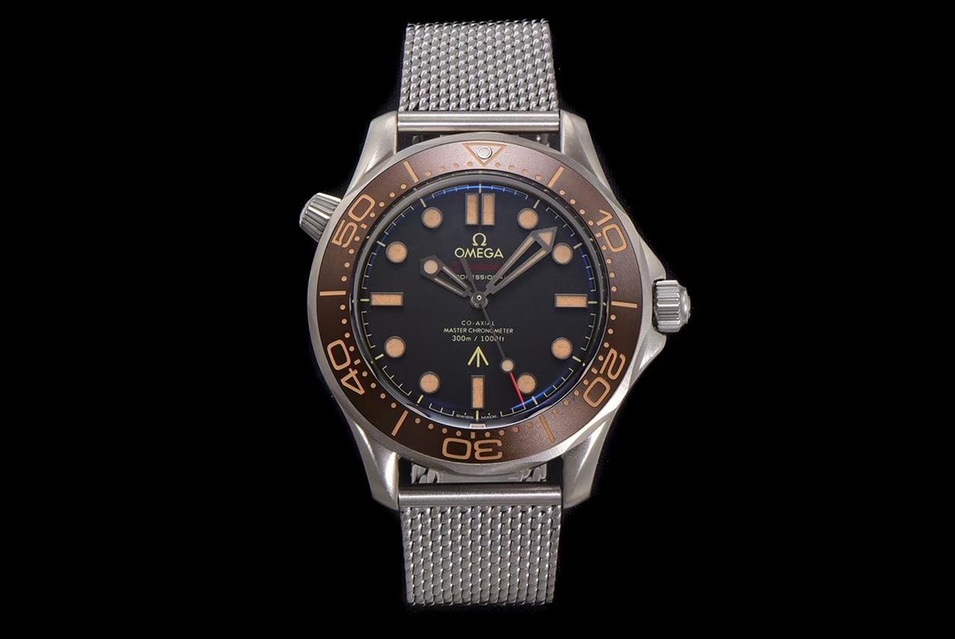 NO:617531,[ER's newly upgraded ingenuity and heritage OMEGA Bond 007-No Time to Die] V2 version!  The watch case is made of high-quality titanium alloy, which is lightweight, strong and wear-resistant, and not easy to oxidize and corrode. It will still look like new after being worn for a long time!  Hand-ground crystal sapphire pot cover glass, shiny and scratch-resistant, extraordinary glass coating!  Exclusively customized 8806 movement, its functions are consistent with the original version, and it has super long 72 hours of kinetic energy!  The upgraded original version has the same finely ground pure titanium mesh belt, which is different from the old version and is more refined, with upgraded texture and upgraded taste!  The upgraded version has a flatter bezel, smoother rotation, in-depth details, matching bezel and dial colors, and a top-notch ice blue luminous display!  ER boutique is on sale in limited edition, V2 version of the same style as James Bond star, welcome to taste it!  When you place an order, you will get a pair of original canvas straps for free!  ,,omega19860909【ER全新升级匠心传承OMEGA欧米茄邦德007-无暇赴死】V2版本！ 表壳采用精品钛合金材质,具备轻便、坚固耐磨、不易氧化腐蚀的特性,长久佩戴依旧光采如新！ 手工精磨水晶蓝宝石锅盖玻璃,闪亮耐刮,非普通玻璃镀膜！ 独家定制8806机芯,功能与原版一致,超长72小时动能！ 升级原版一致精磨纯钛网带,区别于旧版,更精致,质感升级,品味升级！ 升级版圈口更平整,旋转更丝滑,细节到位,表圈、表盘颜色对版,顶级冰蓝夜光显示！ ER精品限量发售,詹姆斯邦德明星同款V2版,欢迎品鉴！下单即送原版帆布表带一副！,,omega,Watch