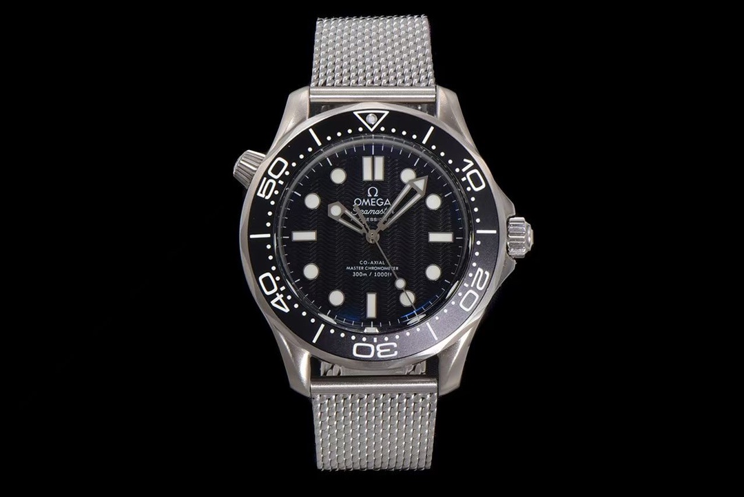 NO:617498,[ER's new masterpiece, ingenious heritage OMEGA 007-Seamaster Diver 300M] Exclusive customized version!  The only version in the market, the back cover is matched to the original version, the mesh belt is finely ground, and the head grain is the same as the original!  Details are in place!  The watch case is made of 904 fine steel, which is polished and shiny, strong and wear-resistant, and not easy to oxidize. It will still look like new after being worn for a long time!  Hand-ground crystal sapphire pot cover glass, shiny and scratch-resistant, extraordinary glass coating!  Exclusively customized 8806 double T movement, its functions are consistent with the original version, and it has a super long 72 hours of kinetic energy!  More stable!  The exquisite black silver dial is equipped with hollow rhodium-plated hour and minute hands, which contrasts with the aluminum 'lollipop' minute hand covered with white lacquer!  The color of the bezel and dial is matched, and the top ice blue luminous display!  ER boutique is on sale in limited edition, the same style as the James Bond star, welcome to taste it!  When you place an order, you will receive a pair of original Buddha tape straps for free!  ,,omega19860909【ER全新力作匠心传承OMEGA欧米茄007-Seamaster Diver 300M】独家定制版本！ 市场唯一对版版本,后盖对版,精磨网带,头粒与原版一致！细节到位！ 表壳采用904精钢材质,抛光闪耀,坚固耐磨、不易氧化,长久佩戴依旧光采如新！ 手工精磨水晶蓝宝石锅盖玻璃,闪亮耐刮,非普通玻璃镀膜！ 独家定制8806双T机芯,功能与原版一致,超长72小时动能！更稳定！ 精美的黑色银色表盘搭配镂空镀铑时针和分针,与覆以白色漆面的铝质“棒棒糖”分针形成属目对比！表圈、表盘颜色对版,顶级冰蓝夜光显示！ ER精品限量发售,詹姆斯邦德明星同款,欢迎品鉴！下单即送原版佛胶带表带一副！,,omega,Watch