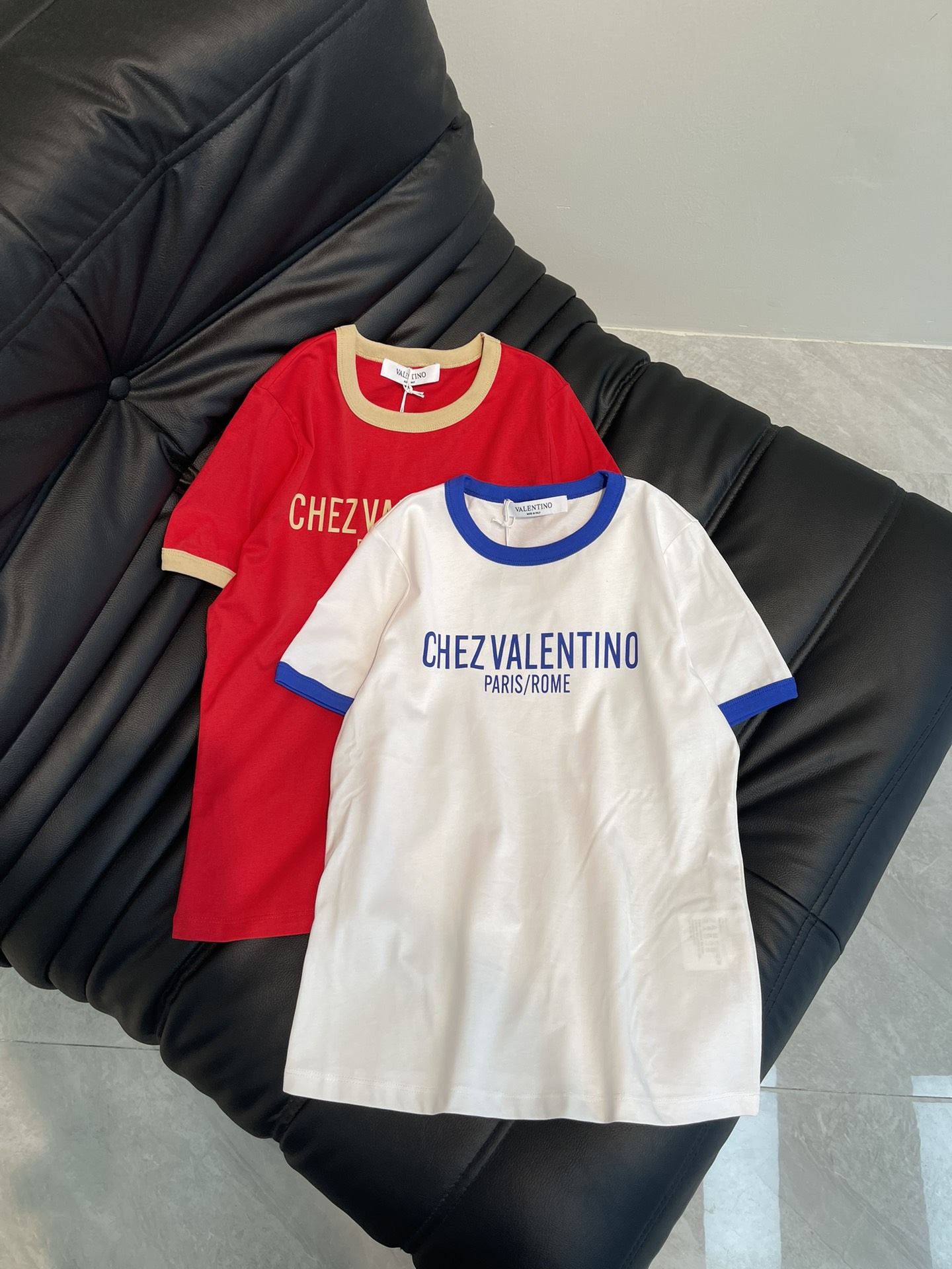 NO:316619,Valentin* 25 spring and summer new slim cotton letter short-sleeved T-shirt!  The imported pure cotton fabric has a great texture!  Customized contrasting color edging craftsmanship and temperament, girlish style, age-reducing and fashionable items!  Low-key and luxurious, the classic style is versatile and not picky!  SML A, valentino, valentino, T-shirt, tees, t-shirt, alexander wang19860909Valentin*华伦25春夏新款修身纯棉字母短袖T恤！进口纯棉面料质感超赞！定制撞色包边工艺气质少女风减龄又时髦单品！低调奢华,经典版型百搭不挑人！SML A,,valentino,valentino,T-shirt,tees，t-shirt,alexander wang,Women's clothing