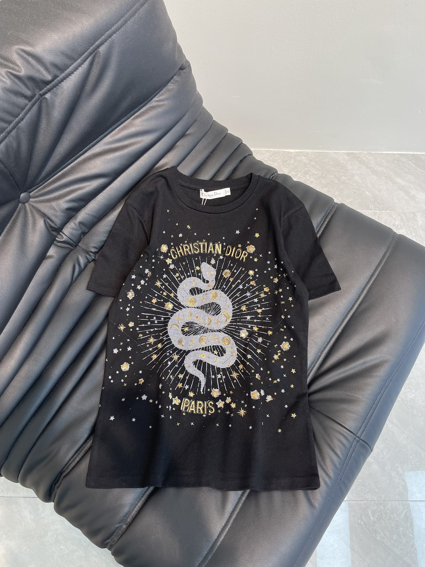 NO:316579,Dio*25 Snake Year Limited New Product Heavy Industry Patch Embroidered Short Sleeve T-shirt Customized Original Fabric Exquisite Regular Edition Style, huge slimming on the upper body!  Customized latest design Low-key luxury!  A must-have item for fashionable things unlocks all outfits!  Classic items are fashionable and high-end!  The style is versatile and not picky!  Higher version SML, dior, T-shirt,tees, t-shirt,alexander wang19860909Dio*25蛇年限定新品重工贴片刺绣短袖T恤 订制原版面料 精致常规版型上身巨显瘦！ 定制最新设计 低调奢华！ 时髦精必备单品解锁所有穿搭！ 经典单品时髦又高级！ 版型百搭不挑人！ 高版本SML,,dior,T-shirt,tees，t-shirt,alexander wang,Women's clothing