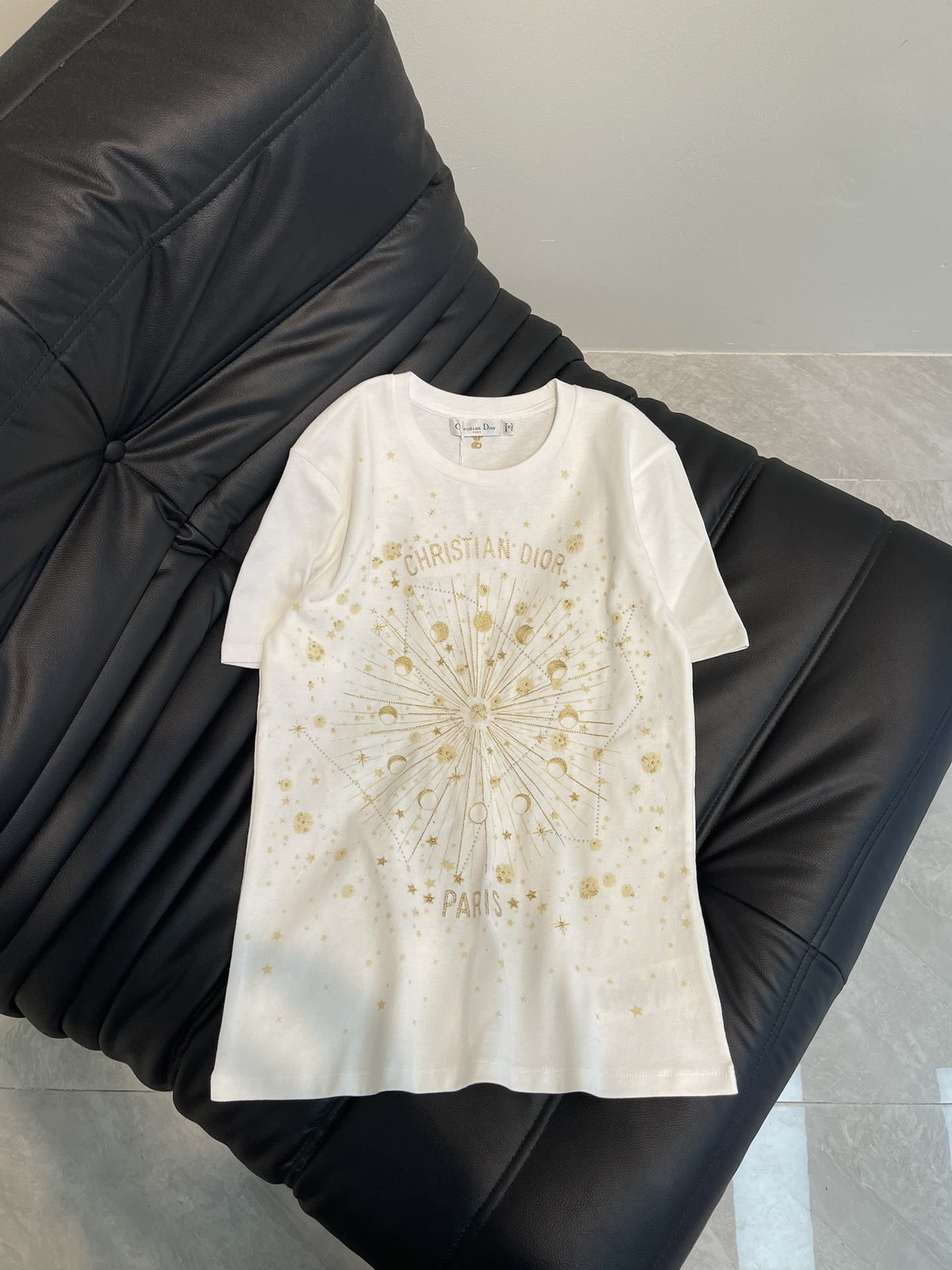 NO:316580,Dio*25 spring and summer new gold thread embroidered bead short-sleeved T-shirt custom YB twill cotton material breathable and comfortable, full texture Slim short-sleeved T-shirt cut highlights the brand style Made of gram-weight pure cotton, slightly elastic, presents a slim visual effect Decorate the galaxy universe elements above the scattered pattern on the chest Complex visual effects Create a romantic and psychedelic style Full of personality and creativity Bee prints at the back collar The brand's advanced design feel is full, and the inner wear is brilliant and fashionable. High-version SML,,dior,T-shirt,tees,t-shirt,alexander wang19860909Dio*25春夏新款金线刺绣钉珠短袖T恤 定制YB斜纹全棉材质 透气舒适 质感十足 修身短袖T恤裁剪 凸显品牌格调 采用克重纯棉制成 略带有弹力 呈现显瘦视觉效果 胸前散射状图案之上装饰星系宇宙元素 纷繁复杂的视觉效果 打造浪漫迷幻风格 充满个性和创意 后衣领处蜜蜂印花加持 品牌高级设计感拉满 单穿内搭都出彩时髦 高版本SML,,dior,T-shirt,tees，t-shirt,alexander wang,Women's clothing