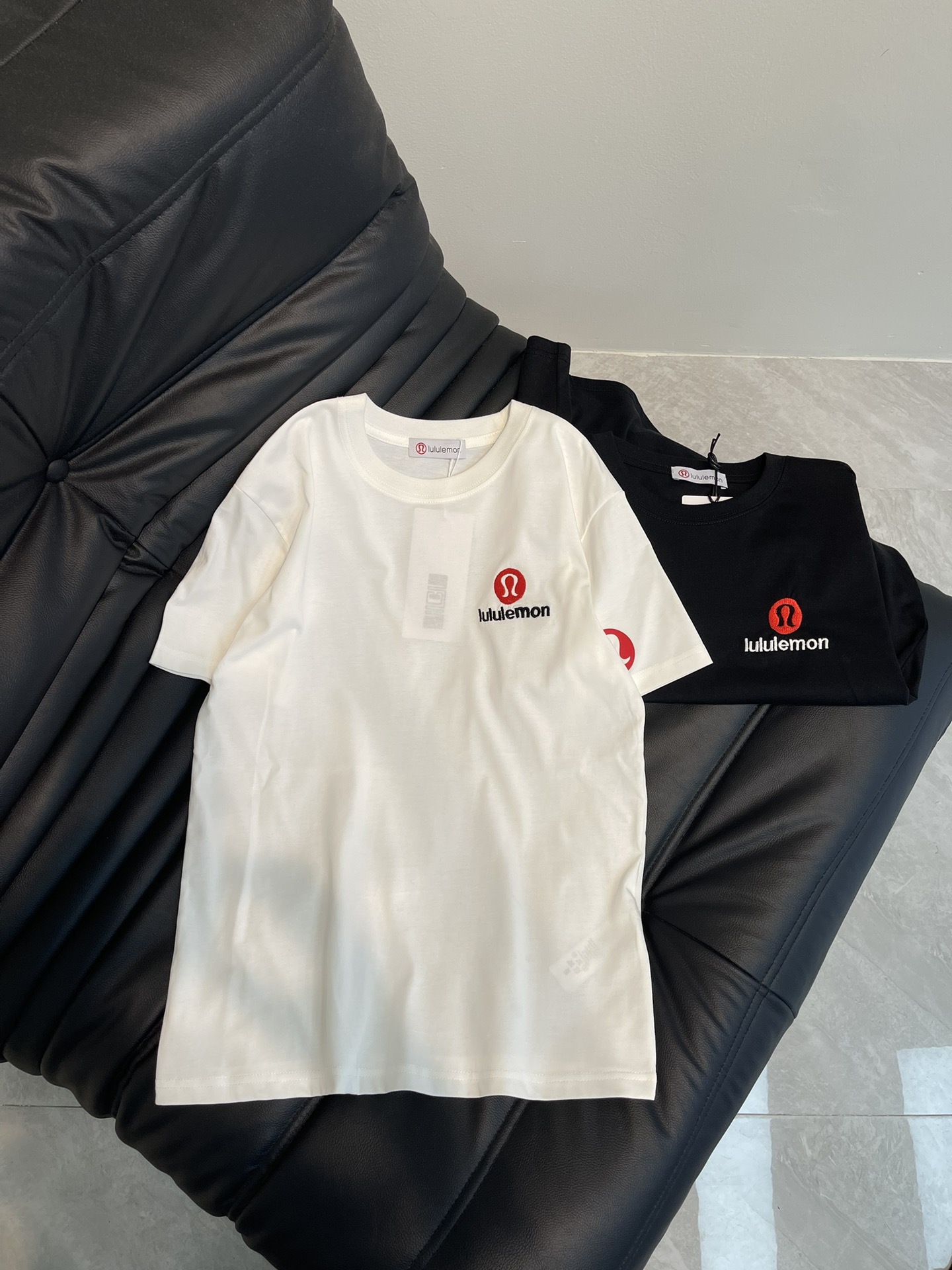 NO:316627,Lululemo*25 spring and summer new embroidered logo short-sleeved T-shirt. Pure cotton fabric feels comfortable and skin-friendly. Printed letter embroidery on chest and sleeves, a simple and elegant style, fashionable and versatile, easy to create a full sense of high-end. SML AA,, T-shirt,tees, t-shirt,alexander wang19860909Lululemo*25春夏新款刺绣徽标短袖T恤.纯棉面料手感舒适.亲肤透气.胸前和袖臂标识印花字母刺绣,简约大气的一款,时尚百搭款,轻松打造满满高级感.SML AA,,T-shirt,tees，t-shirt,alexander wang,Women's clothing