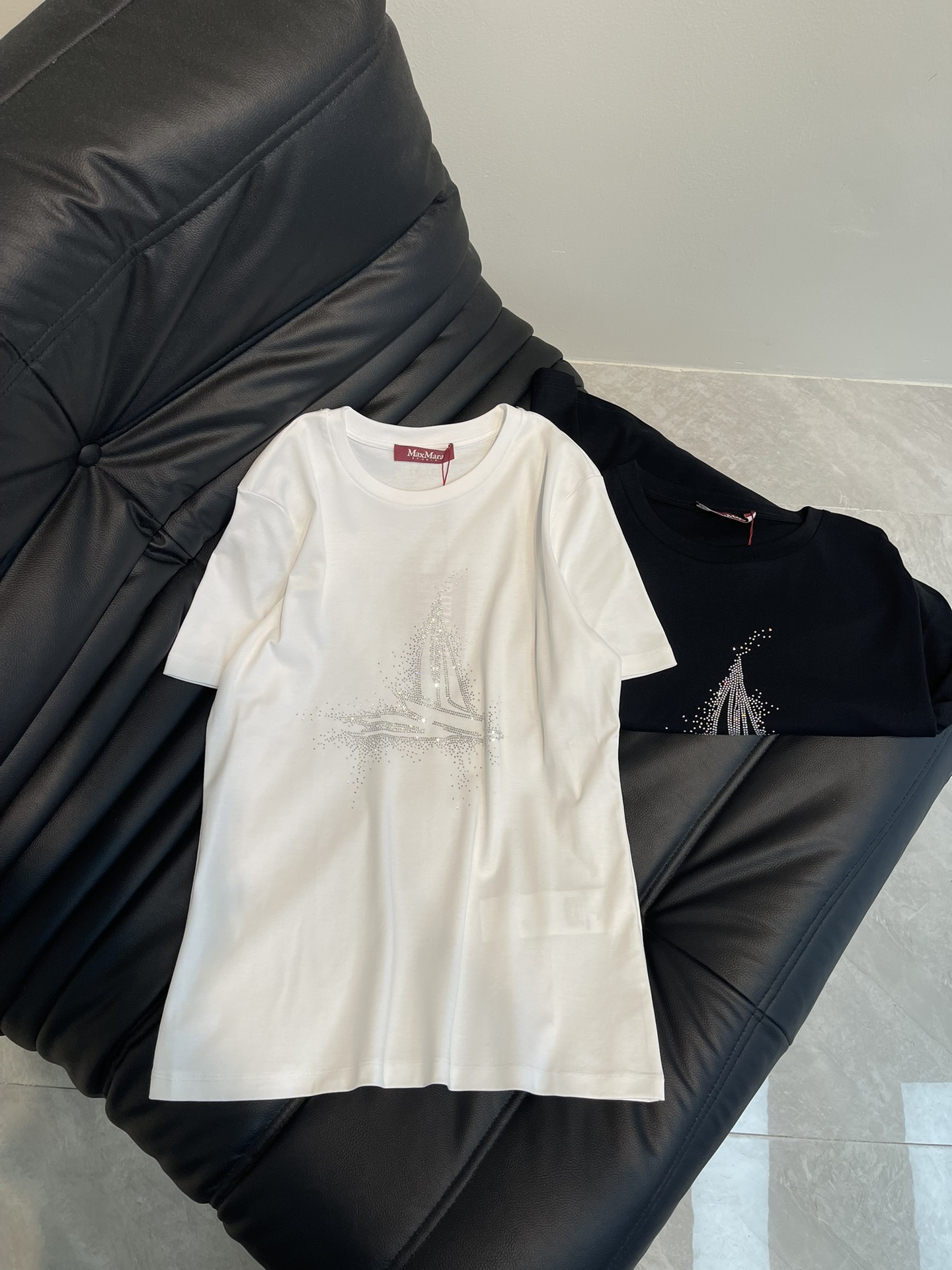 NO:317075,MaxMar*25 spring and summer new heavy industry broken diamond sailboat short-sleeved T-shirt custom YB twill cotton material breathable and comfortable, full texture. Regular short-sleeved T-shirt cut highlights the brand style. Made of gram-weight pure cotton, slightly elastic, presents a slim visual effect. The chest is made of broken diamonds combined to outline the pattern. Refracted light with light to show luxury. The upper body is versatile and high-end. Classic black and white full of high-end style. The inner wear is brilliant and fashionable. SML, T-shirt,tees, t-shirt,alexander wang19860909MaxMar*25春夏新款重工碎钻帆船短袖T恤 定制YB斜纹全棉材质 透气舒适 质感十足 常规短袖T恤裁剪 凸显品牌格调 采用克重纯棉制成 略带有弹力 呈现显瘦视觉效果 胸前以碎钻组合成型 勾勒出图案 随光线折射光芒彰显奢华 上身百搭高级 经典黑白色满满高级格调 单穿内搭都出彩时髦 SML,,T-shirt,tees，t-shirt,alexander wang,Women's clothing