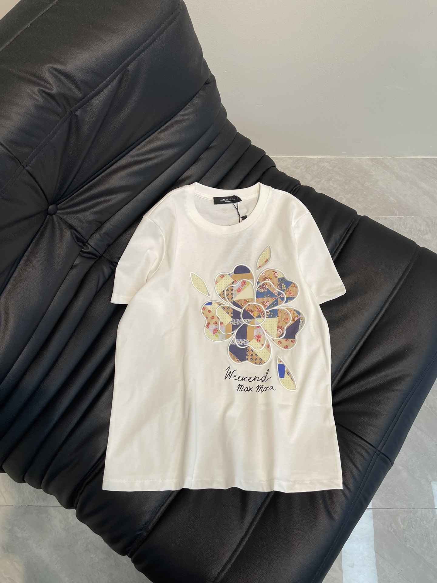 NO:316573,Max*25 Spring and Summer New Limited Series Short-sleeved T-shirts, exquisite regular version, and look slim on the upper body!  Customized latest letters and flower print embroidery, low-key and luxurious!  A must-have item for fashionable things unlocks all outfits!  Classic items are fashionable and high-end, and the classic style is versatile and not picky!  SML A, T-shirt,tees,t-shirt,alexander wang19860909Max*25春夏新品限定系列短袖T恤 精致常规版型上身巨显瘦！ 定制最新字母花朵印花刺绣 低调奢华！ 时髦精必备单品解锁所有穿搭！ 经典单品时髦又高级 经典版型百搭不挑人！ SML A,,T-shirt,tees，t-shirt,alexander wang,Women's clothing