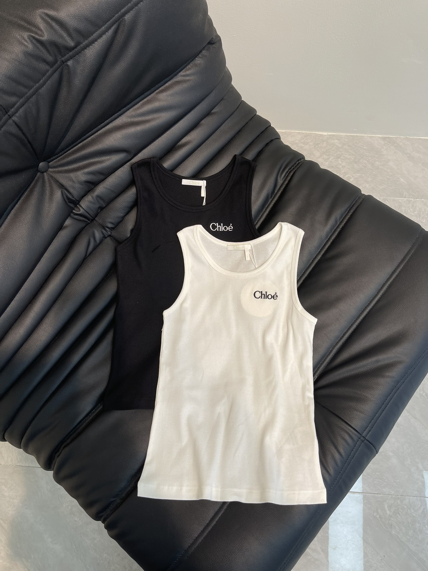 NO:316601,CHLO*25 spring and summer new letter embroidery logo elastic vest adopts special knitting process, very three-dimensional effect, extremely comfortable to wear, good elasticity, classic chest embroidery logo design, simply a versatile item in summer texture online, perfect details processing, white/black SML,,chloe,alexander wang19860909CHLO*25春夏新款字母刺绣logo弹力背心 采用特殊针织工艺 立体效果很好 穿起来舒适度极高 弹力好 胸前刺绣经典logo设计 简直就是夏天百搭单品 质感在线 完美细节处理 白色/黑色 SML,,chloe,alexander wang,Women's clothing