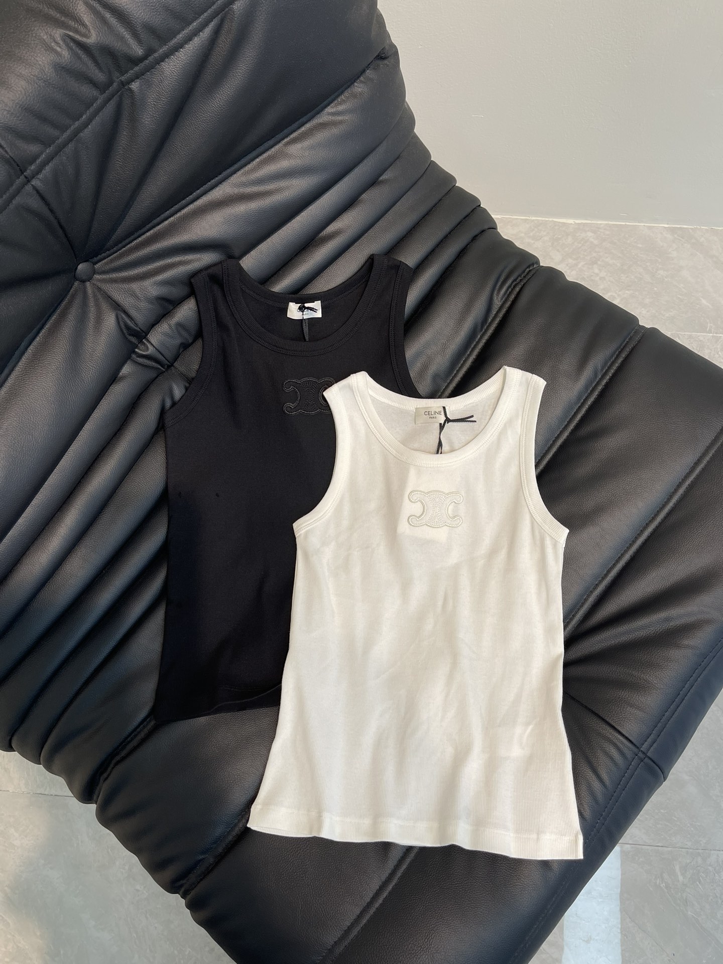 NO:316607,CELIN*25 spring and summer new Arc de Triomphe embroidery logo elastic vest adopts special knitting process, very good three-dimensional effect, extremely comfortable to wear, good elasticity, chest embroidered Arc de Triomphe classic logo design, simply a versatile item in summer texture online, perfect details processing, white/black SML A,,celine,alexander wang19860909CELIN*25春夏新款凯旋门刺绣logo弹力背心 采用特殊针织工艺 立体效果很好 穿起来舒适度极高 弹力好 胸前刺绣凯旋门经典logo设计 简直就是夏天百搭单品 质感在线 完美细节处理 白色/黑色 SML A,,celine,alexander wang,Women's clothing