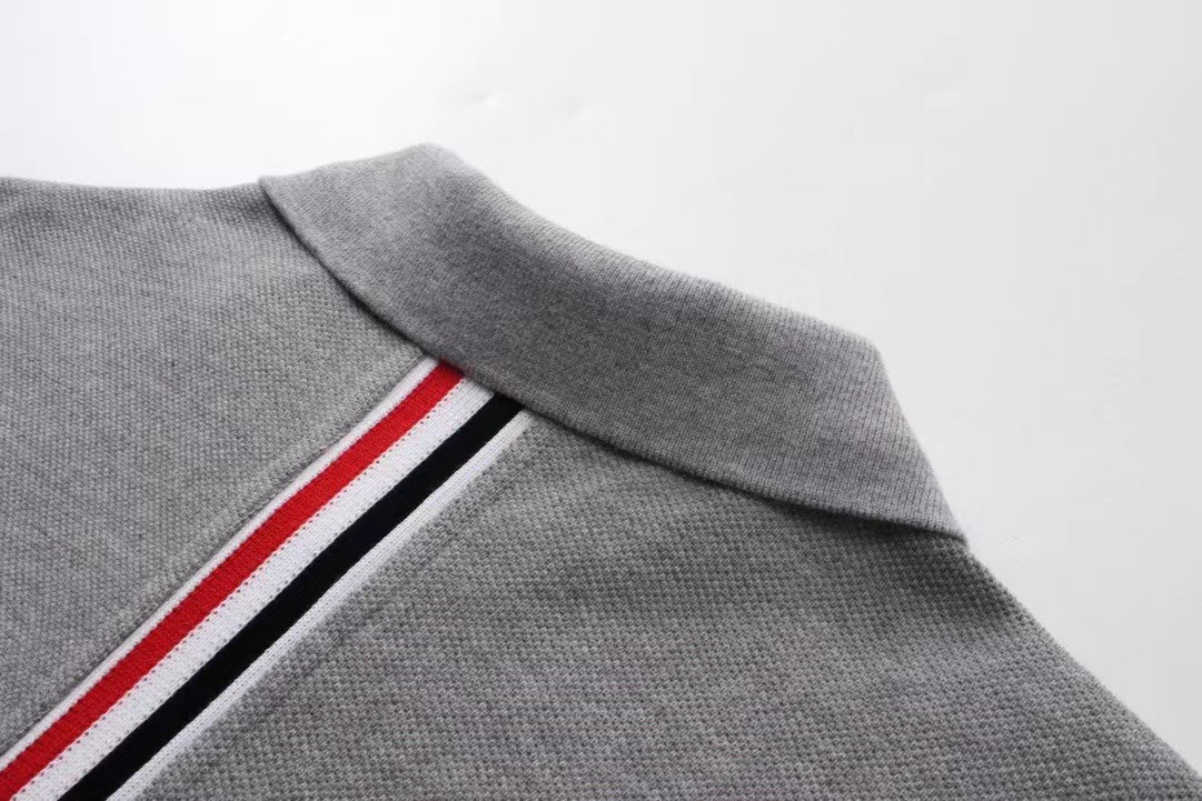 ThomBrowne Post-TB Knitting Polo: Unique Design with 253 Groundware, Three-Color Laced Fabrics - 图片 5