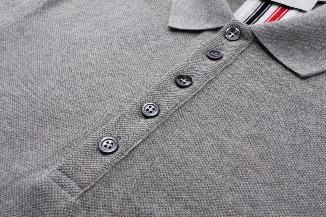 ThomBrowne Post-TB Knitting Polo: Unique Design with 253 Groundware, Three-Color Laced Fabrics - 图片 6
