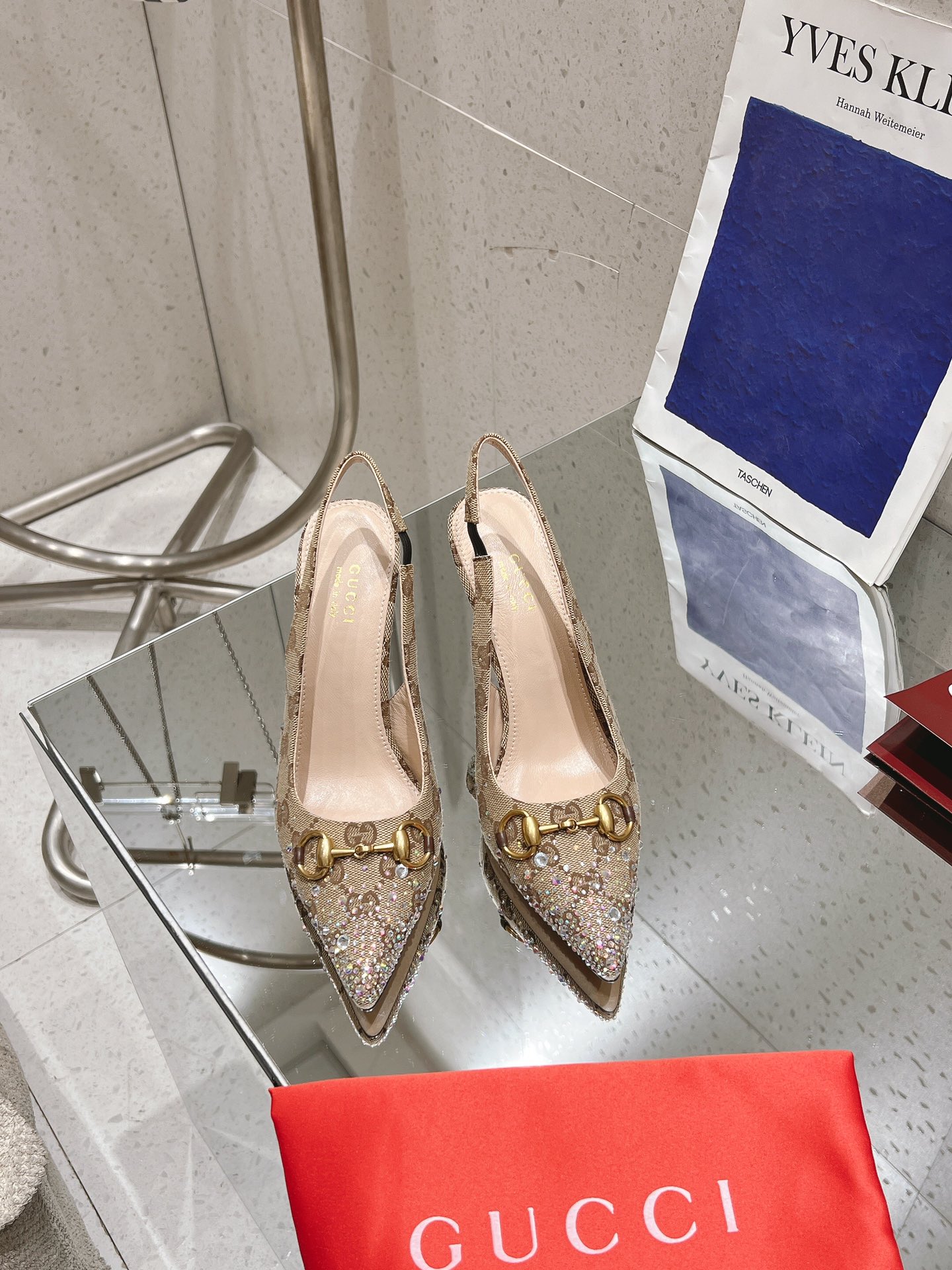 NO:240361,◣ Gucc* horse-bit light-mouthed shoes◢ ————————————— This shoe is carefully embellished with dazzling facet crystals, injecting a unique style into the classic style. The iconic letter pattern canvas adds a touch of timeless and elegant charm, paying tribute to the immortal heritage of the brand. This design has been carefully crafted, gorgeous and yet boasting, expressing itself with full expression. GG canvas, imported lambskin, sole, Italian leather outsole, heel height 3.5CM/10CM, size 35-42 (customized for 40.41.42), high heels, sandals, gucci, sandals, high heels, sheepskin, Leather soles19860909◣ Gucc*马衔扣浅口鞋◢ —————— 这款鞋履精心 点缀璀璨夺目的多刻面水晶,为经典款式注入别样风 情.标志性字母图案帆布添上一丝隽永优雅韵味,致敬品牌的不朽 传承.这款设计经过精心制作,华丽之余不失张扬前卫,尽情表达 鞋面GG帆布 内里进口小羊皮 鞋底意大利真皮大底 跟高3.5CM/10CM 码数35-42（40.41.42定做）,高跟鞋凉鞋,gucci,sandals,high heels,sheepskin,Leather soles,Women's Shoes