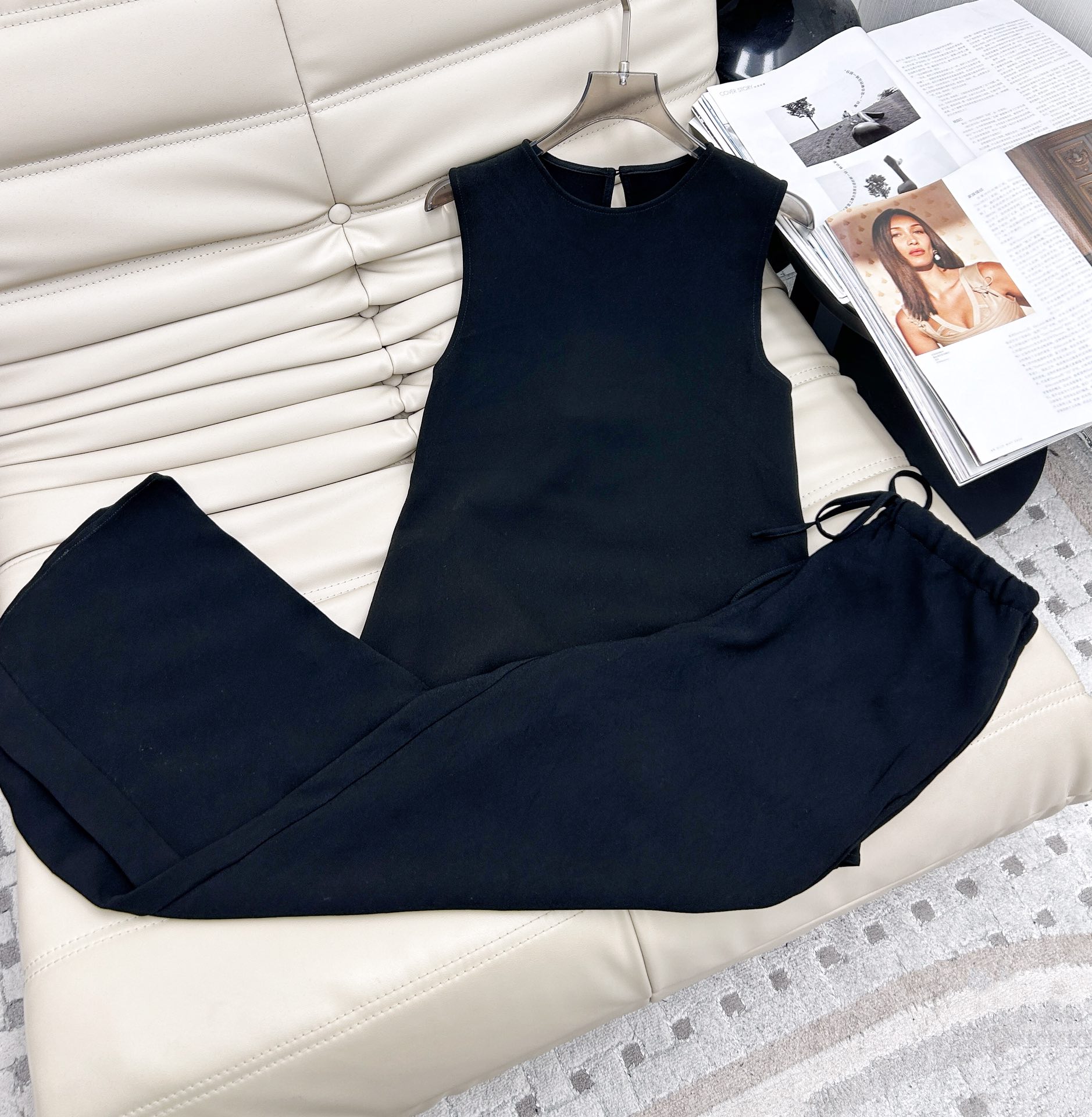 NO:316673,——New 2025 early spring style, round neck sleeveless vest top, high waist wide-leg pants, two-piece set, suit, very elegant suit, imported acetate fabric, comfortable and breathable, and looks good on the upper body!  A color spot SML, alexander wang19860909——2025早春新款 圆领无袖背心上衣高腰阔腿裤 两件套 套装 非常显气质的套装,进口醋酸面料 舒适透气 上身都好看！一个色现货SML,,alexander wang,Women's clothing