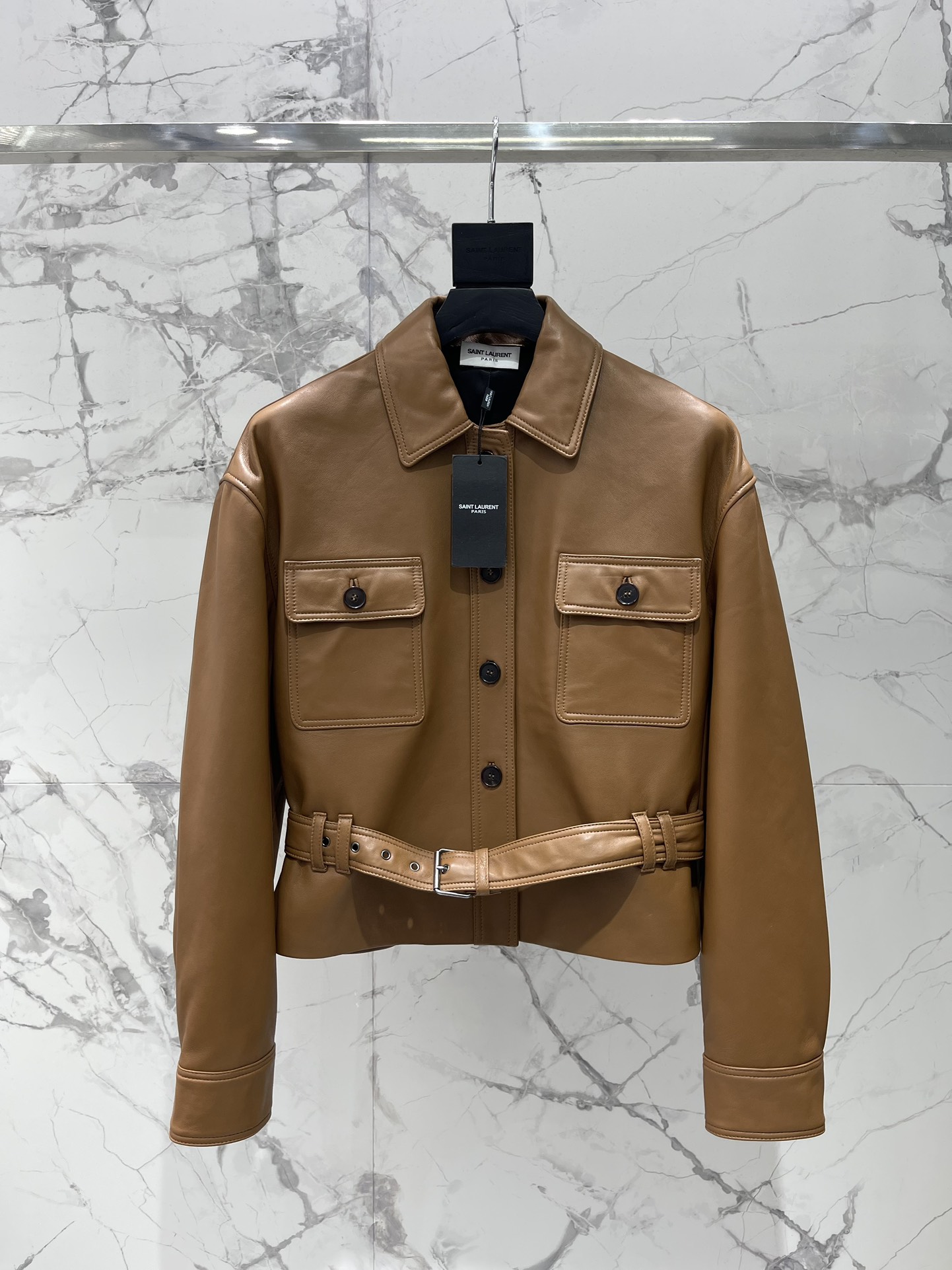 NO:890564,* Holy Family's new model for early spring, ladies' imported lambskin belted short jacket, genuine leather jacket. The jacket is made of imported lambskin, with a delicate and soft texture and a warm and jade-like touch. When you put it on, you will feel like you are being wrapped in gentleness, comfortable and high-end!  The short design cleverly lengthens the leg lines, easily creating perfect body proportions. The belt design at the waist is the finishing touch, which not only adds to the overall sense of layering, but can also be freely adjusted according to personal preferences to show your personality!  In terms of matching, this jacket is a versatile item!  Whether it's a simple T-shirt, an elegant dress or a high-waisted pair of jeans, you can easily wear it, allowing you to stay fashionable from morning to night, from daily outings to night dates!  Size SML, saint laurent-clothing, saint laurent,skirts,jeans,jackets & coats,jackets & coats,tees, t-shirt,leather jacket,sheepskin,19860909* 圣家早春新款 女士进口小羊皮系腰带短款夹克真皮皮衣外套 夹克采用的是进口小羊皮,质感细腻柔软,触感温润如玉,穿上它,仿佛被温柔包裹,舒适又高级！ 短款设计巧妙拉长腿部线条,轻松打造完美身材比例.而腰间的腰带设计,更是点睛之笔,不仅增添了整体的层次感,还能根据个人喜好自由调节松紧,展现你的个性风采！ 搭配方面,这款夹克简直是百搭神器！无论是简约T恤、优雅连衣裙还是高腰牛仔裤,都能轻松驾驭,让你从早到晚,从日常出行到夜晚约会,都能保持时尚感满满！ 码数SML,圣罗兰-服装,saint laurent,skirts,jeans,jackets & coats,jackets & coats,tees，t-shirt,leather jacket,sheepskin,,Women's clothing