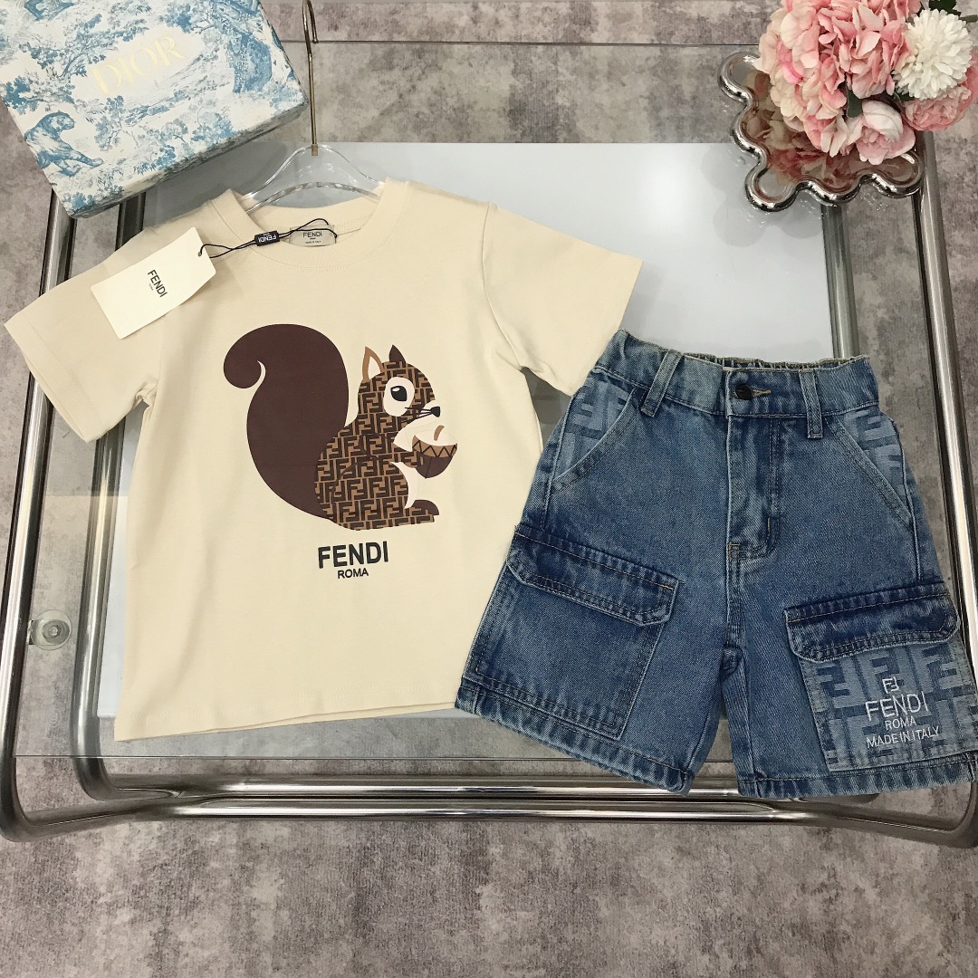 NO:210769,[Spot delivery] FEND* Limited series Pure cotton short-sleeved heavy-industrial multi-pocket denim shorts Pure cotton texture soft and delicate exquisite style Original 1:1 created, 240G weight created~Matched with squirrel double FF print design on the chest Heavy-industrial denim shorts Unique splicing elements Double FF letter pocket splicing, showing elegance and handsomeness, soft and comfortable, skin-friendly and not tied, excellent upper body effect, light blue color Apricot size--120-130-140-150 [CM] Counter packaging 70, clothes, fendi, shorts, T-shirt,19860909【现货发】   FEND* 限定系列 纯棉短袖重工多口袋牛仔短裤 纯棉质地 柔软细腻 精致款 原版1:1打造 克重240G打造～胸前搭配松鼠双FF印花设计 重工打造牛仔短裤 独特拼接元素双FF字母口袋拼接 尽显优雅跟帅气 柔顺舒适 亲肤不扎 上身效果极好 颜色浅蓝色 杏色  size尺码--120-130-140-150【CM】 专柜包装70,衣服,fendi,shorts,T-shirt,,Children's