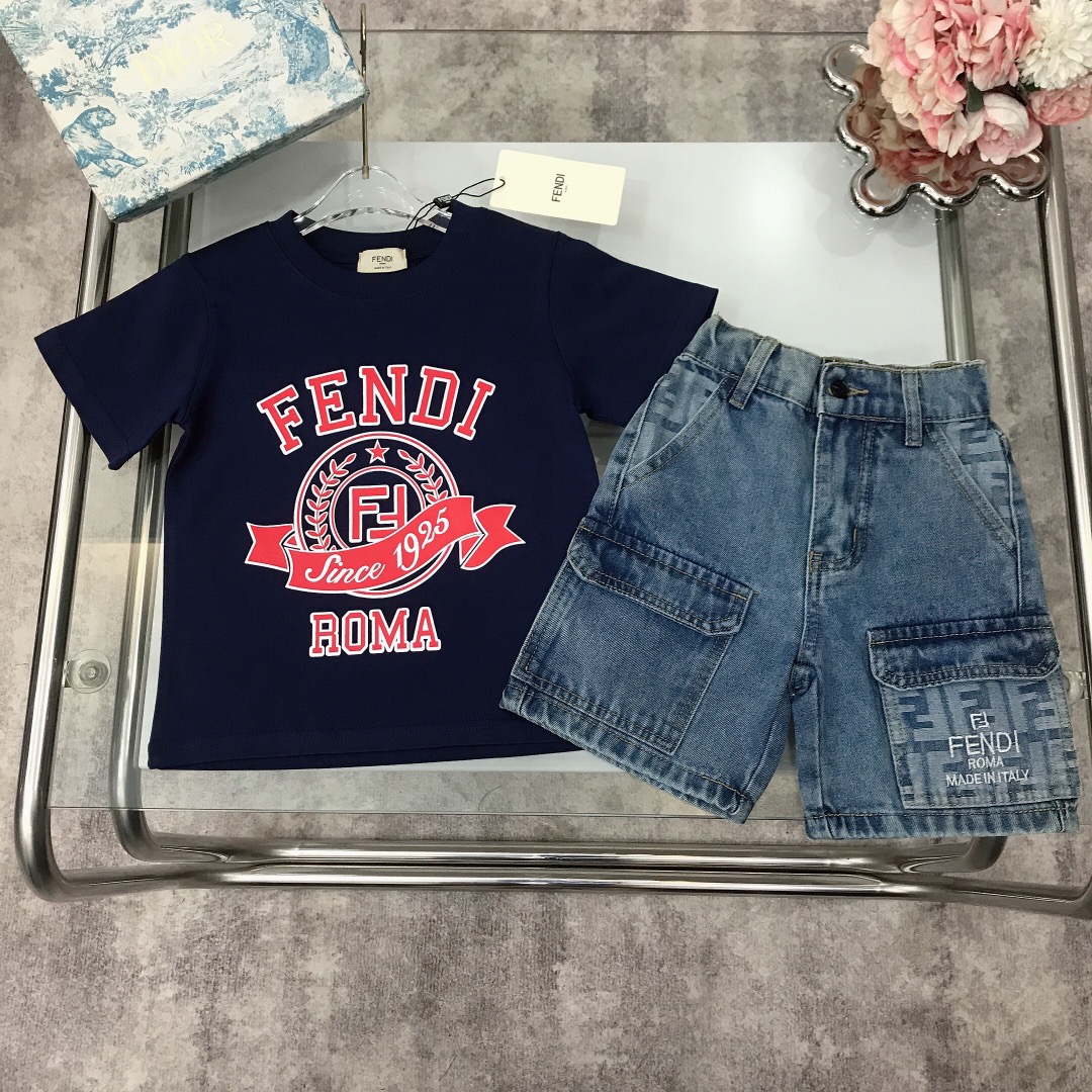 NO:210762,[Spot shipment] FEND* Limited series Pure cotton short-sleeved heavy-industrial multi-pocket denim shorts Pure cotton texture soft and delicate exquisite style Original 1:1 gram weight 240G is created~ The chest is matched with the iconic double FF printing design Heavy-industrial denim shorts Unique splicing elements Double FF letter pocket splicing show elegance and handsomeness Soft and comfortable Skin-friendly and not tied The upper body effect is excellent Color is naughty blue Apricot size--120-130-140-150 [CM] Counter packaging 70, Clothes, fendi, shorts, T-shirt,19860909【现货发】   FEND* 限定系列 纯棉短袖重工多口袋牛仔短裤 纯棉质地 柔软细腻 精致款 原版1:1打造 克重240G打造～胸前搭配标志性双FF印花设计 重工打造牛仔短裤 独特拼接元素双FF字母口袋拼接 尽显优雅跟帅气 柔顺舒适 亲肤不扎 上身效果极好 颜色藏蓝色 杏色  size尺码--120-130-140-150【CM】 专柜包装70,衣服,fendi,shorts,T-shirt,,Children's