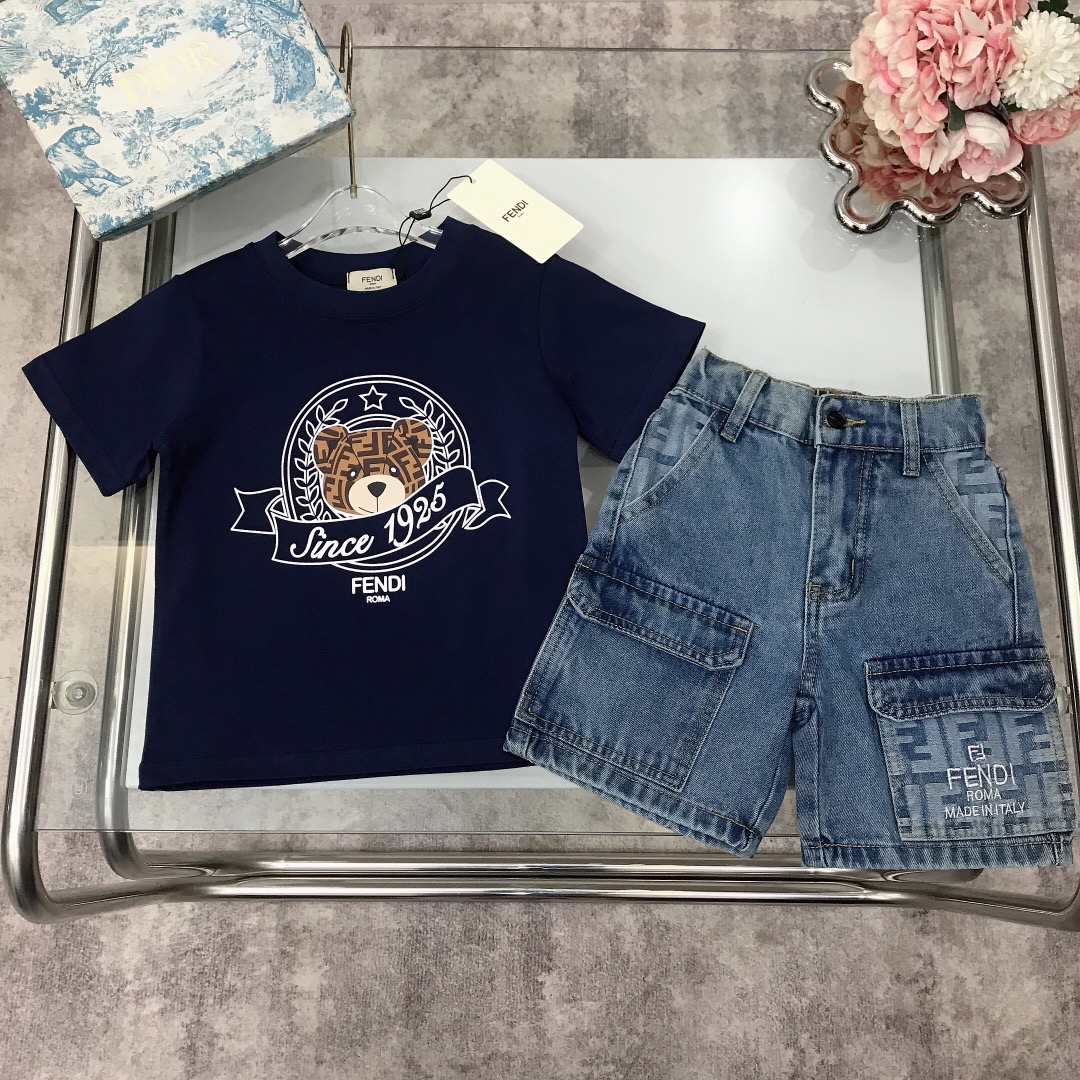 NO:210773,[Spot shipment] FEND* Limited series Pure cotton short-sleeved heavy-industrial multi-pocket denim shorts Pure cotton texture soft and delicate exquisite style Original 1:1 gram weight 240G is created~ The chest is matched with the iconic double FF printing design Heavy-industrial denim shorts Unique splicing elements Double FF letter pocket splicing show elegance and handsomeness Soft and comfortable, skin-friendly and not tied, excellent upper body effect, color navy blue, white size size--120-130-140-150 [CM] Counter packaging 70, clothes, fendi, shorts, T-shirt,19860909【现货发】   FEND* 限定系列 纯棉短袖重工多口袋牛仔短裤 纯棉质地 柔软细腻 精致款 原版1:1打造 克重240G打造～胸前搭配标志性双FF印花设计 重工打造牛仔短裤 独特拼接元素双FF字母口袋拼接 尽显优雅跟帅气 柔顺舒适 亲肤不扎 上身效果极好 颜色藏蓝色 白色  size尺码--120-130-140-150【CM】 专柜包装70,衣服,fendi,shorts,T-shirt,,Children's