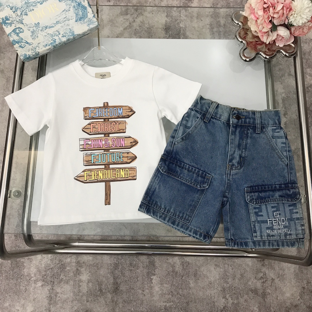 NO:210780,[Spot delivery] FEND* Limited series Pure cotton short-sleeved heavy-industrial multi-pocket denim shorts Pure cotton texture soft and delicate exquisite style Original 1:1 created, 240G weight created~ The chest is matched with three-dimensional foam direction mark double FF printing design Heavy-industrial creates denim shorts Unique splicing elements Double FF letter pocket splicing, showing elegance and handsomeness, soft and comfortable, skin-friendly and not tied, excellent upper body effect, color white size size--120-130-140-150 [CM] Counter packaging 70, clothes, fendi, shorts, T-shirt,19860909【现货发】   FEND* 限定系列 纯棉短袖重工多口袋牛仔短裤 纯棉质地 柔软细腻 精致款 原版1:1打造 克重240G打造～胸前搭配立体发泡方向标双FF印花设计 重工打造牛仔短裤 独特拼接元素双FF字母口袋拼接 尽显优雅跟帅气 柔顺舒适 亲肤不扎 上身效果极好 颜色白色  size尺码--120-130-140-150【CM】 专柜包装70,衣服,fendi,shorts,T-shirt,,Children's