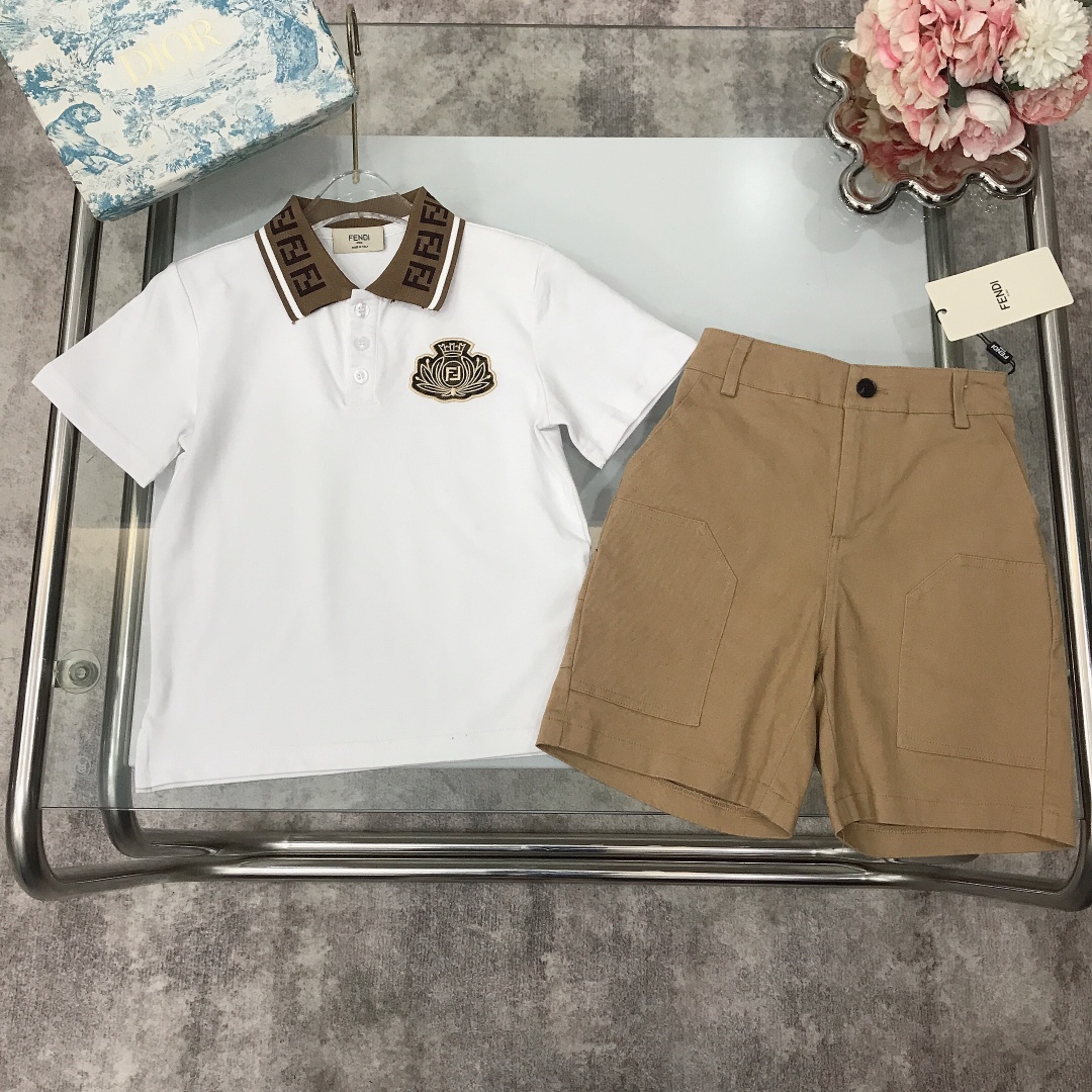 NO:210786,【Spot shipment】 FEND* Limited series Pure cotton small lapel Polo shirt embroidered oblique cotton shorts Pure cotton texture Soft and delicate exquisite original 1:1 Created on the chest with iconic brown double FF fabric accessories Matched with double FF lapel design Diagonal cotton shorts with double FF embroidered in the back pocket to show elegance and handsomeness Soft and comfortable Skin-friendly and not tied The upper body effect is excellent size size-120-130-140-150 [CM] Counter packaging 70, Clothes, fendi, shorts,19860909【现货发】   FEND* 限定系列 纯棉小翻领Polo衫刺绣斜织棉短裤 纯棉质地 柔软细腻 精致款 原版1:1打造 胸前搭配标志性棕色双FF面料片配饰 搭配织带双FF翻领设计 斜织纯棉短裤搭配后口袋刺绣双FF 尽显优雅跟帅气 柔顺舒适 亲肤不扎 上身效果极好  size尺码--120-130-140-150【CM】 专柜包装70,衣服,fendi,shorts,,Children's