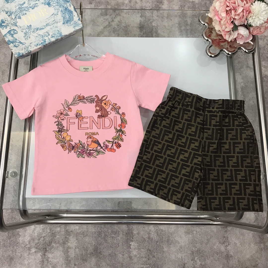 NO:210791,[Spot delivery] FEND* brother and sister style ~ Limited series Pure cotton short-sleeved jacquard denim shorts Pure cotton texture Soft and delicate exquisite style Original 1:1 gram weight 240G ~ Painted garland on chest FF print design Fully jacquard denim classic old-color shorts Show elegance and handsomeness Soft and comfortable Skin-friendly and not tied The upper body effect is excellent Color pink Apricot size--120-130-140-150 [CM] Counter packaging 70, Clothes, fendi, shorts, T-shirt,19860909【现货发】  FEND*兄妹款～限定系列 纯棉短袖提花牛仔短裤 纯棉质地 柔软细腻 精致款 原版1:1打造 克重240G打造～胸前彩绘花环FF印花设计 全面提花牛仔经典老花色系短裤 尽显优雅跟帅气 柔顺舒适 亲肤不扎 上身效果极好 颜色粉色 杏色  size尺码--120-130-140-150【CM】 专柜包装70,衣服,fendi,shorts,T-shirt,,Children's