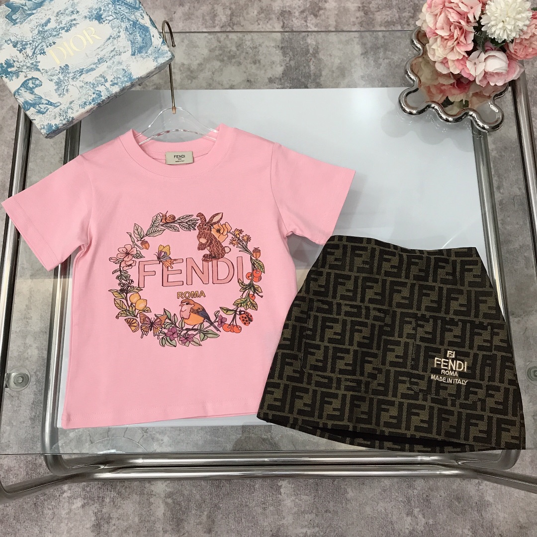 NO:210796,[Spot delivery] FEND* brother and sister style ~ Limited series Pure cotton short-sleeved jacquard denim skirt Pure cotton texture Soft and delicate exquisite original 1:1 gram weight 240G ~ painted garland on chest FF print design Embroidery logo comprehensive jacquard denim classic old-color skirt showing elegance and handsomeness Soft and comfortable skin-friendly and not tied, excellent upper body effect Color pink Apricot size--120-130-140-150 [CM] Counter packaging 70, clothes, fendi, skirts, T-shirt,19860909【现货发】  FEND*兄妹款～限定系列 纯棉短袖提花牛仔半裙 纯棉质地 柔软细腻 精致款 原版1:1打造 克重240G打造～胸前彩绘花环FF印花设计 刺绣logo全面提花牛仔经典老花色系半裙 尽显优雅跟帅气 柔顺舒适 亲肤不扎 上身效果极好 颜色粉色 杏色  size尺码--120-130-140-150【CM】 专柜包装70,衣服,fendi,skirts,T-shirt,,Children's