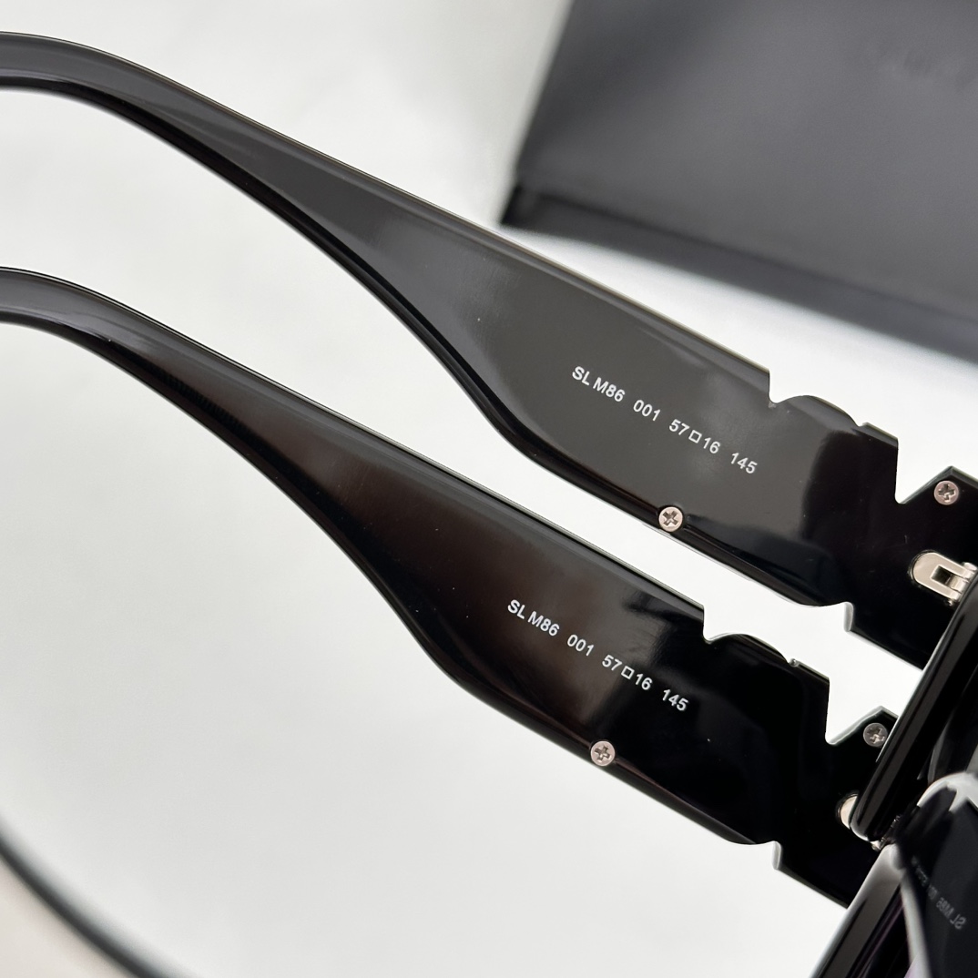  ‼️SAINT LAURENT . 𝑦𝑠𝑙新品
SL M86
腿上刻印SAINT LAURENT标志
