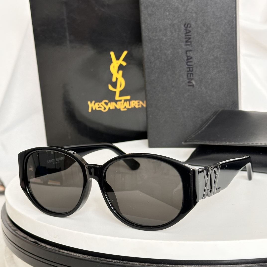  ‼️SAINT LAURENT . 𝑦𝑠𝑙新品
SL M86
腿上刻印SAINT LAURENT标志
