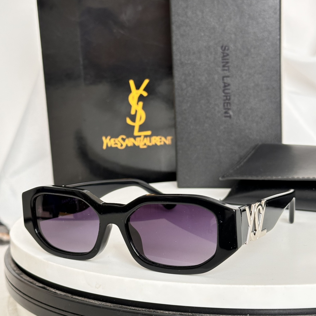  ‼️SAINT LAURENT . 𝑦𝑠𝑙新品
SL M88
腿上刻印SAINT LAURENT标志

