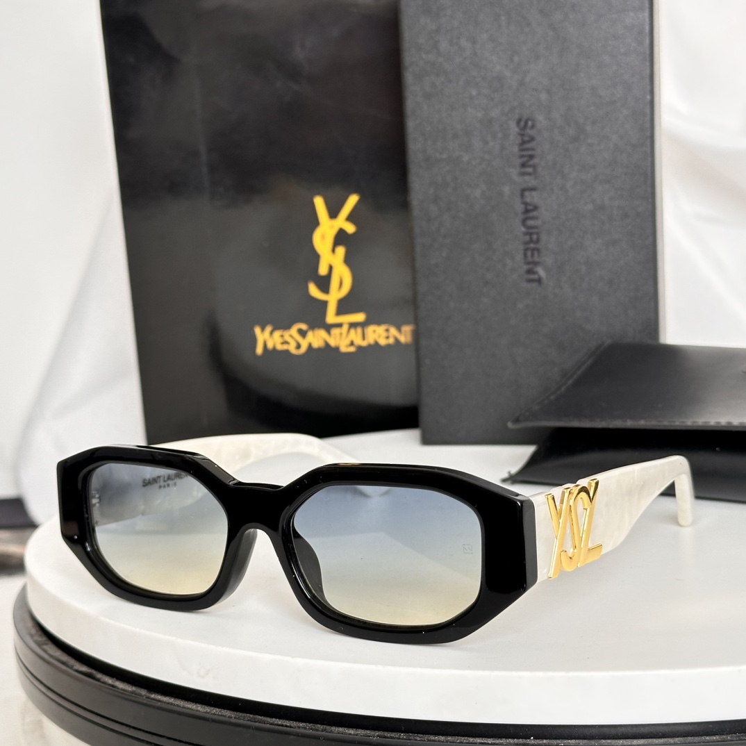  ‼️SAINT LAURENT . 𝑦𝑠𝑙新品
SL M88
腿上刻印SAINT LAURENT标志
