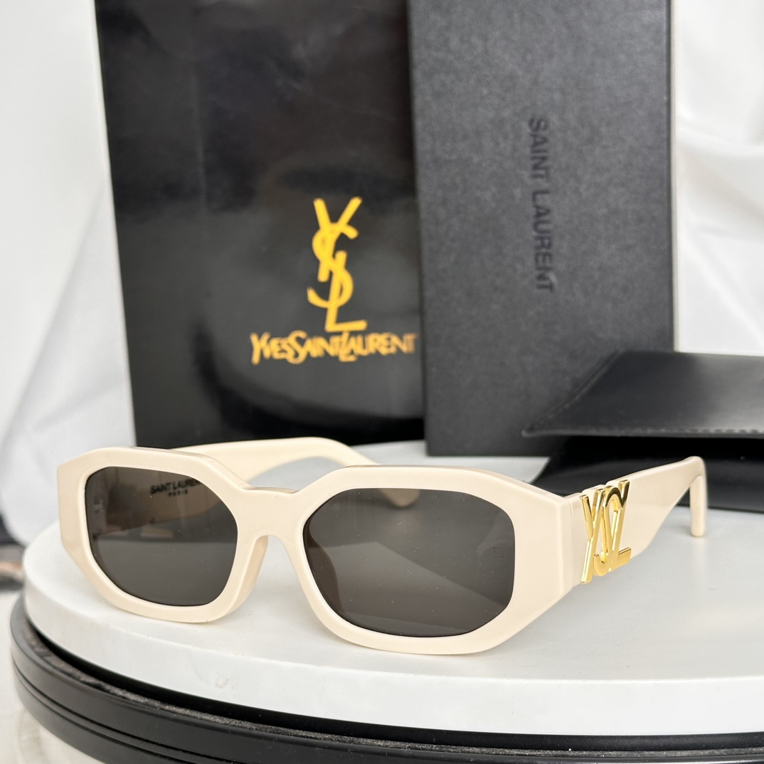  ‼️SAINT LAURENT . 𝑦𝑠𝑙新品
SL M88
腿上刻印SAINT LAURENT标志
