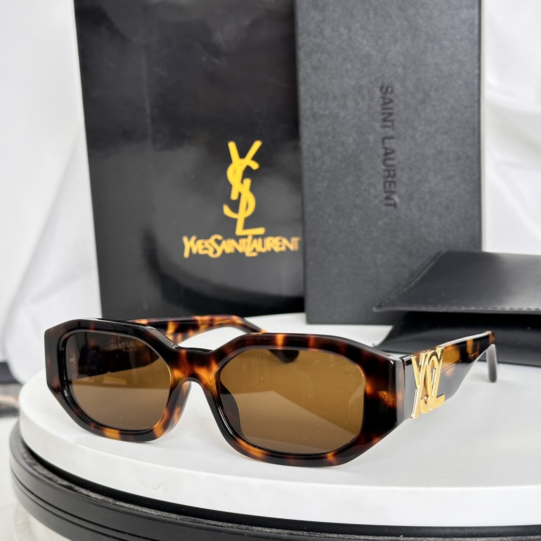  ‼️SAINT LAURENT . 𝑦𝑠𝑙新品
SL M88
腿上刻印SAINT LAURENT标志
