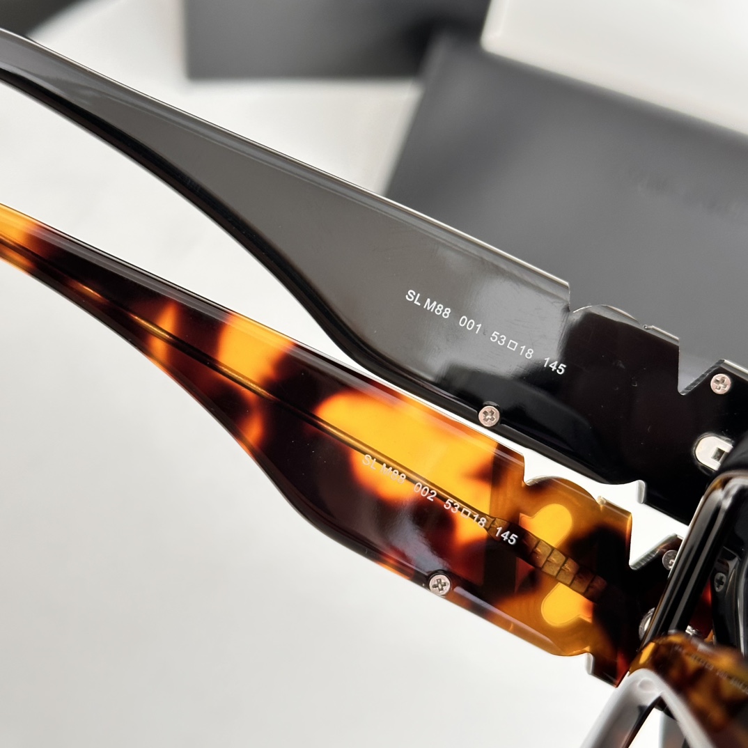  ‼️SAINT LAURENT . 𝑦𝑠𝑙新品
SL M88
腿上刻印SAINT LAURENT标志
