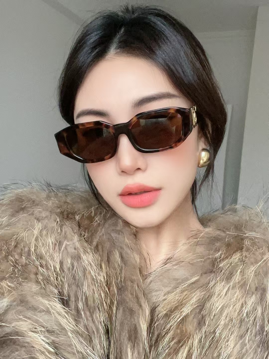  ‼️ 模特图 SAINT LAURENT . 𝑦𝑠𝑙新品
SL M88
腿上刻印SAINT LAURE