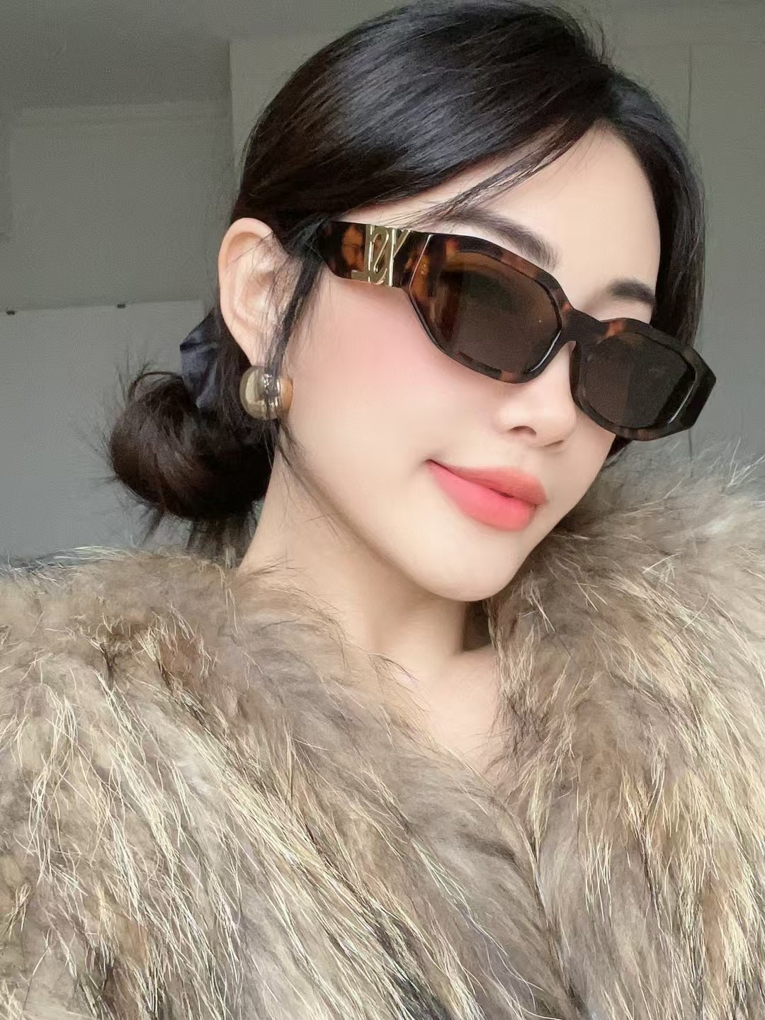  ‼️ 模特图 SAINT LAURENT . 𝑦𝑠𝑙新品
SL M88
腿上刻印SAINT LAURE