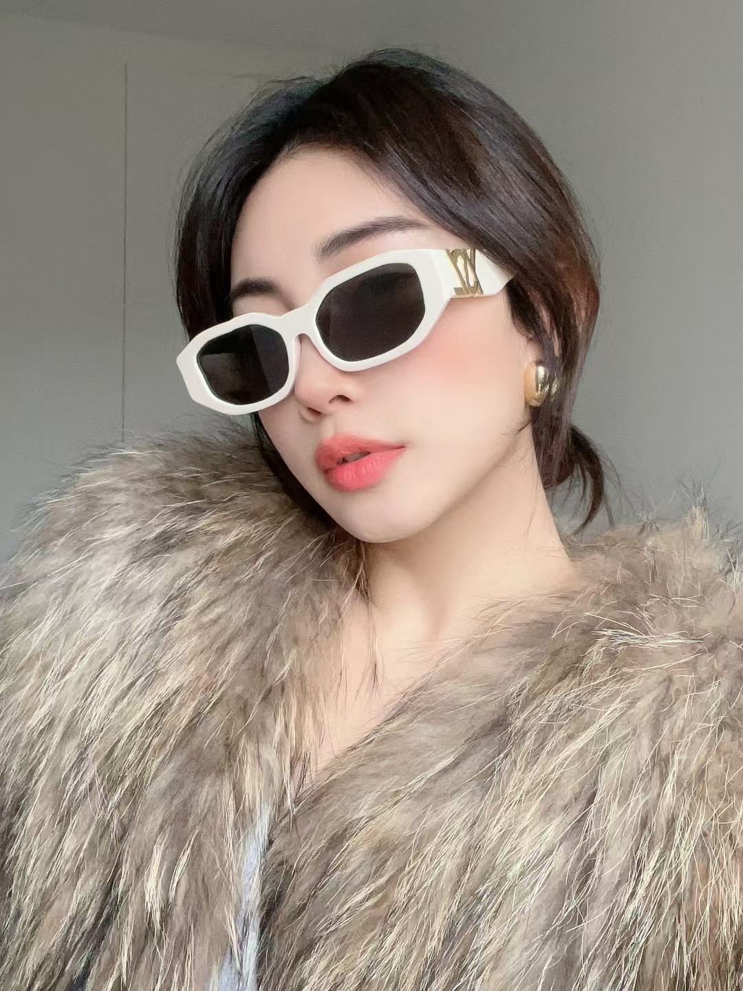  ‼️ 模特图 SAINT LAURENT . 𝑦𝑠𝑙新品
SL M88
腿上刻印SAINT LAURE