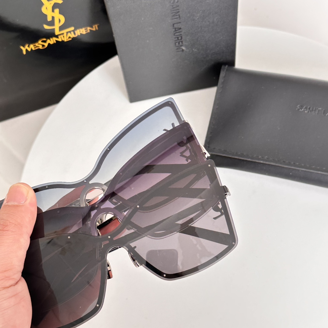  ‼️☀️Ysl潮人排队〰️  🕶️SL M121F 2025上新咯
凹造型绝了 炫酷大猫眼🐱
Size