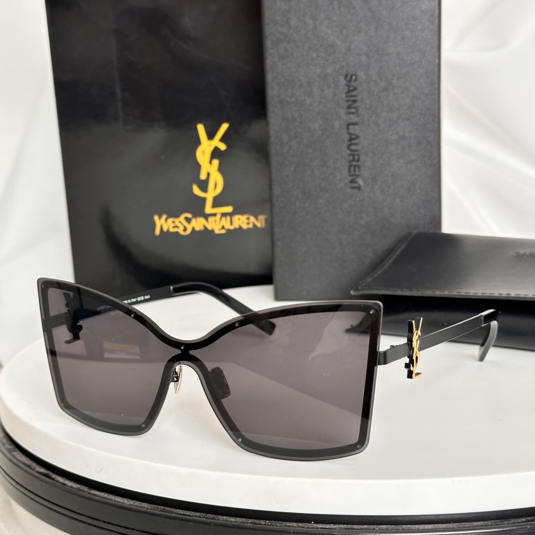  ‼️☀️Ysl潮人排队〰️  🕶️SL M121F 2025上新咯
凹造型绝了 炫酷大猫眼🐱
Size