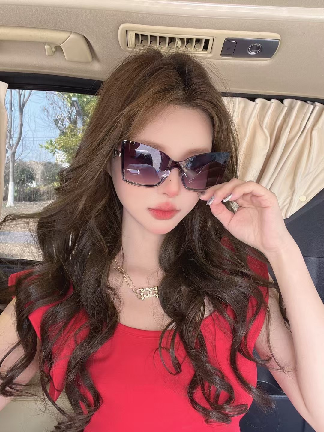  ‼️ 模特图 ☀️Ysl潮人排队〰️  🕶️SL M121F 2025上新咯
凹造型绝了 炫酷大猫眼🐱