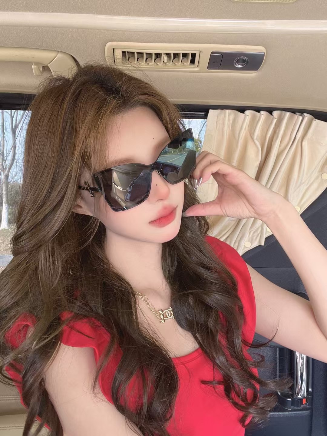  ‼️ 模特图 ☀️Ysl潮人排队〰️  🕶️SL M121F 2025上新咯
凹造型绝了 炫酷大猫眼🐱