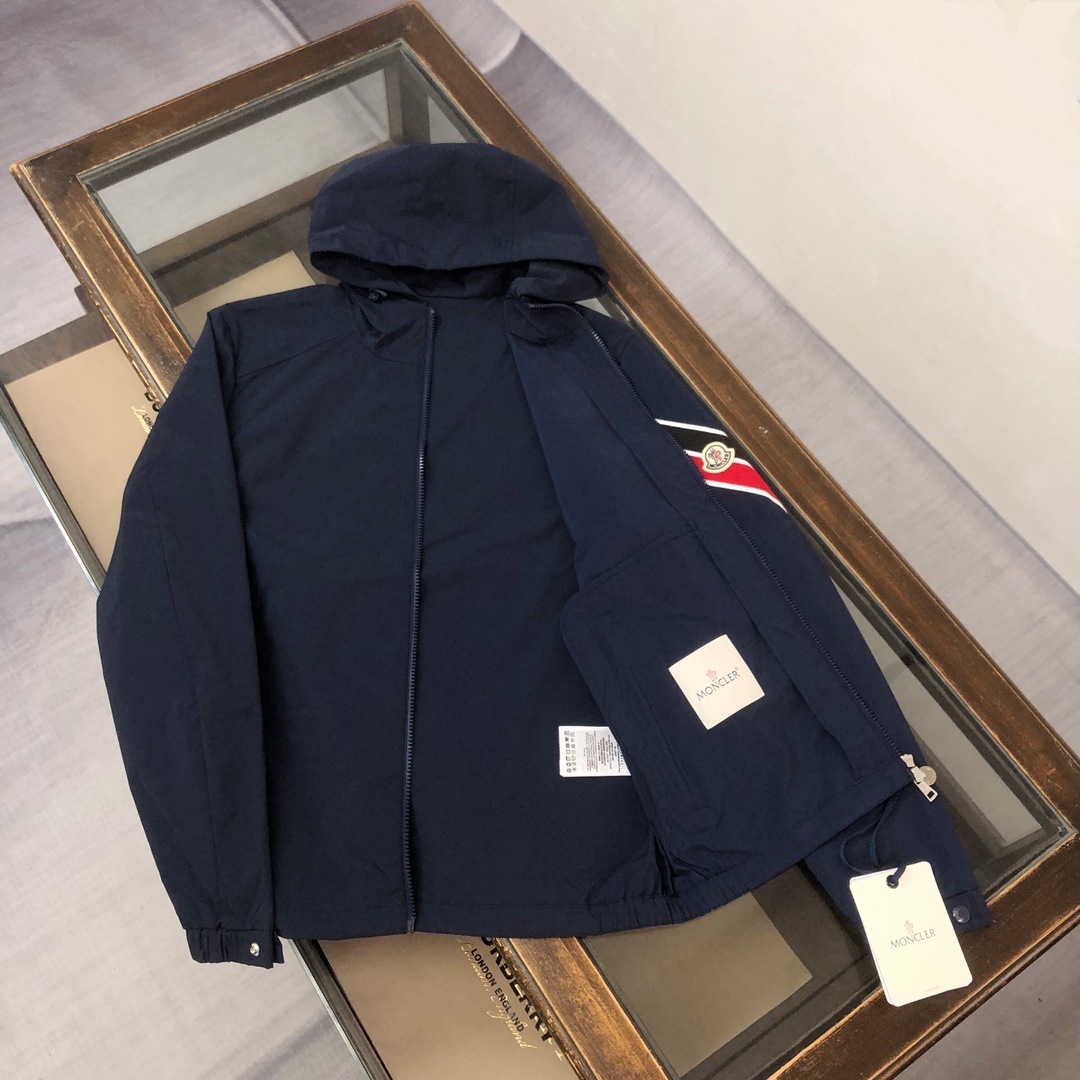 🔥🔥MON*CLER 蒙口 2025新款风衣夹克外套!今年备受推荐的一款😊
男士袖臂三色织带装饰运动休