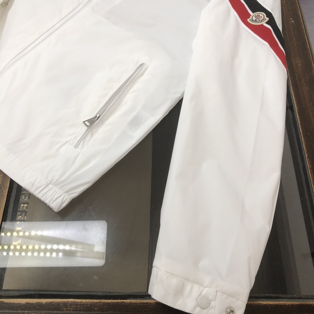 🔥🔥MON*CLER 蒙口 2025新款风衣夹克外套!今年备受推荐的一款😊
男士袖臂三色织带装饰运动休