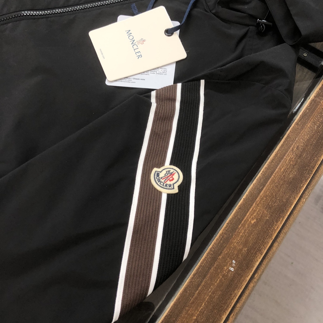 🔥🔥MON*CLER 蒙口 2025新款风衣夹克外套!今年备受推荐的一款😊
男士袖臂三色织带装饰运动休闲