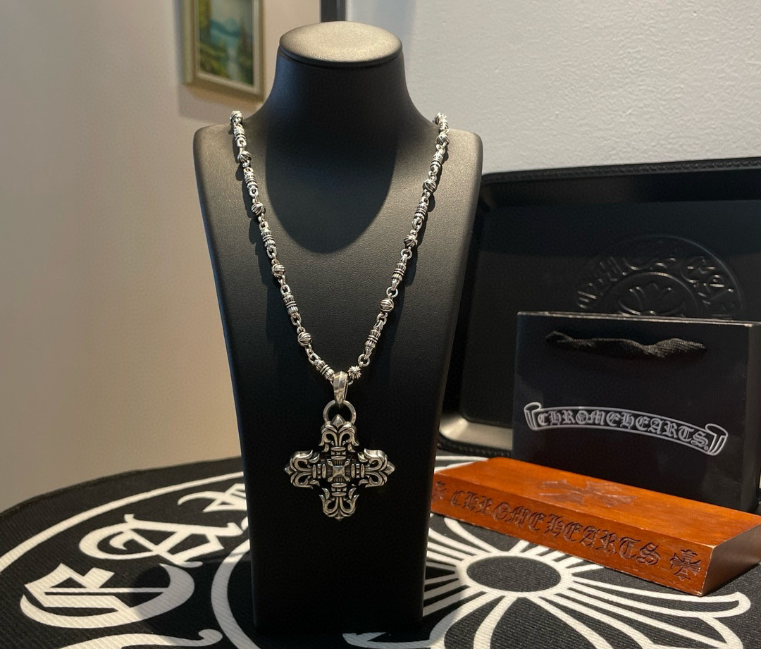 NO:104799,New [Counter Quality] Chrome Hearts Croxin Classic retro thorn necklace Cross flame pendant Different pattern design styles with concave and convex shapes present uniqueness Cross Scout flowers are Croxin's ambitions, so they last longer. Genuine version Chrome Hearts Croxin Difference to the market ordinary light version, match the quality of the version, look at the details of the letter printing, the degree of retro old gray oxygen. Seiko version!  !  !  Pure handmade ~ Authentic model opening must-have fashion and fashion, both men and women can wear it, same style for couples, original official website, rock punk style silver style, retro elements, trendy and versatile!  , jewelry boutique, chrome hearts, chrome hearts, necklace19860909新款【专柜品质】Chrome Hearts克罗心 经典复古纽纹项链 十字架火焰吊坠 凹凸造型不同的花纹设计风格 呈现出与众不同 十字架 童军花是克罗心的志 所以更经久不衰 正品打版Chrome Hearts克罗心 区别市场普通轻版 对版对标品质 看字印细节 复古做旧灰氧程度.精工版本！！！ 纯手工打造 ～正品开模潮流时尚必备 男女均可佩戴 情侣同款 官网原版 摇滚朋克泰银风格 复古元素 潮流百搭！,饰品精品,chrome hearts,chrome hearts,necklace,Jewelry