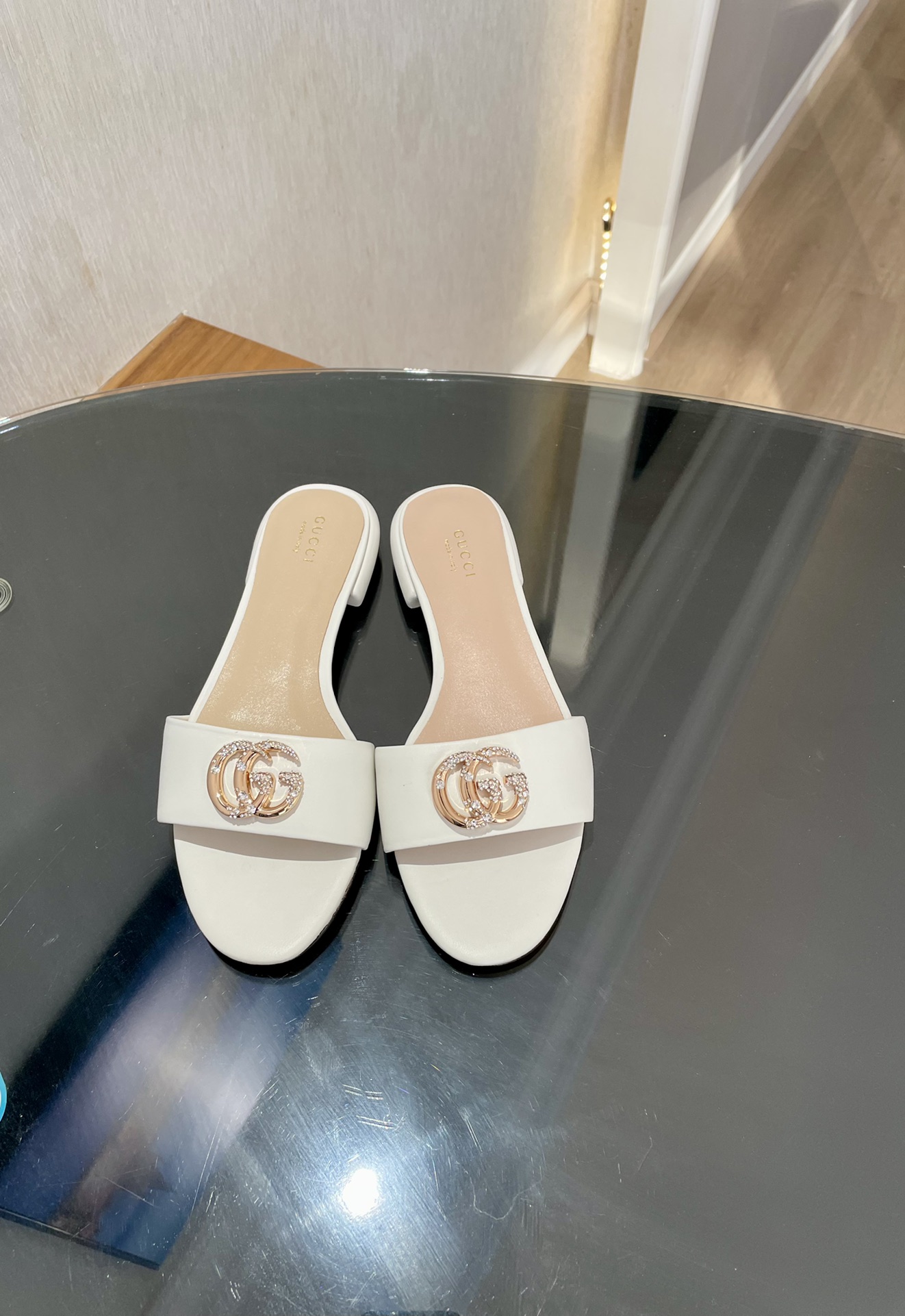 GUCCI 2025 вясна-лета Новыя адкрытыя сандалі і тапкі з падвойнай літарай G, упрыгожанай стразамі, з круглым носам і тоўстым абцасам, арыгінальная вырабленая авечая скура