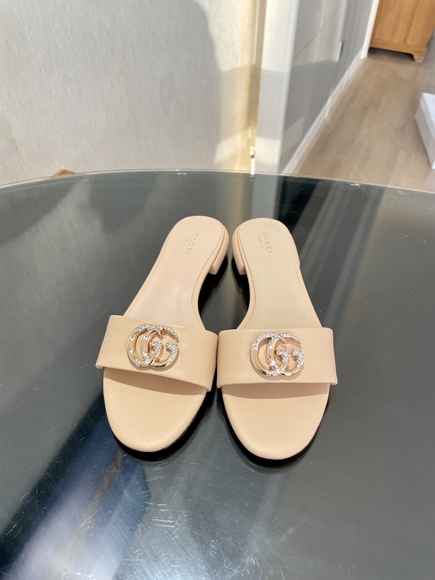 GUCCI 2025 вясна-лета Новыя адкрытыя сандалі і тапкі з падвойнай літарай G, упрыгожанай стразамі, з круглым носам і тоўстым абцасам, арыгінальная вырабленая авечая скура на заказ