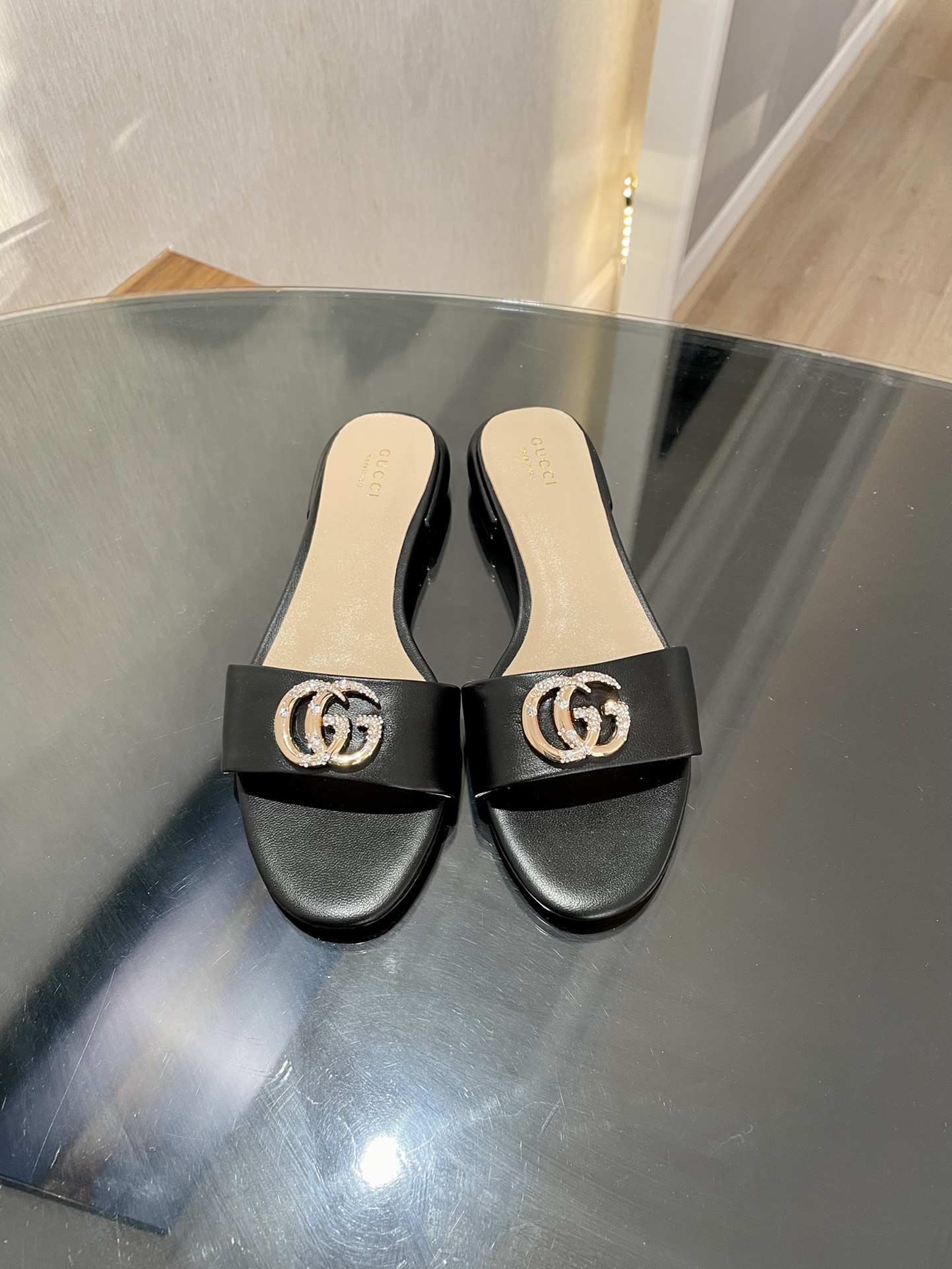 GUCCI 2025 вясна-лета Новыя адкрытыя сандалі-тапкі з падвойнай літарай G, упрыгожанай стразамі, і круглым носам на тоўстым абцасе, арыгінальная вырабленая авечая скура на заказ
