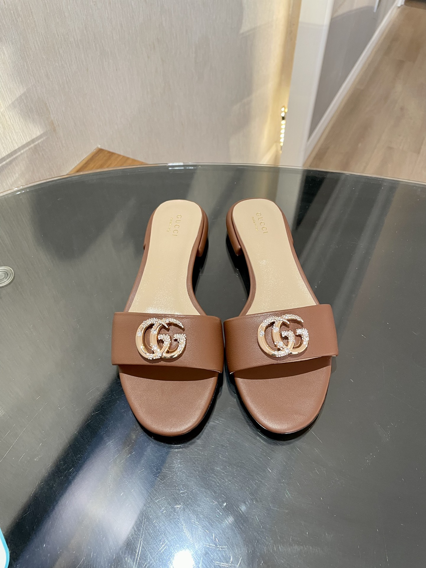 NO:235825,Gucci 25 Spring and Summer New Open-toed Sandals Slippers Each detail has been carefully crafted, cleverly using design elements such as round toe and thick heel to interpret the fashionable retro style. The details of the collection of double G diamond buckles are reminiscent of the brand's fashionable atmosphere. Original custom sheepskin fabric inner / footbed high-end custom sheepskin lining 1.0CM heel height 35-42 (40 41 42 custom made, no return or exchange), slippers, gucci, sandals, slippers, sheepskin19860909Gucci 古奇25春夏新款露趾凉鞋拖鞋每个细节皆经过精心细致打造,巧妙运用圆头和粗跟等设计元素演绎时尚复古风范.典藏的双G镶钻扣细节令人联想起品牌的时尚气息浓郁 面料原版定制羊皮 内里／垫脚高端定制羊皮里 跟高1.0CM 尺码35-42（40 41 42 定做,不退换）,拖鞋,gucci,sandals,slippers,sheepskin,Women's Shoes